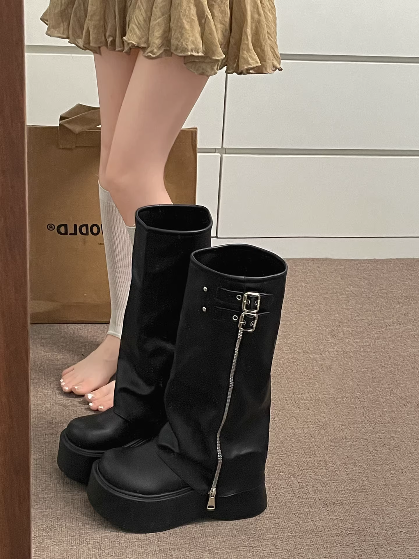 Giày bốt nữ đế dày kiểu Anh đen thời thượng, tăng chiều cao, bốt dài, kiểu dáng ôm dáng retro thu đông 2025 mới