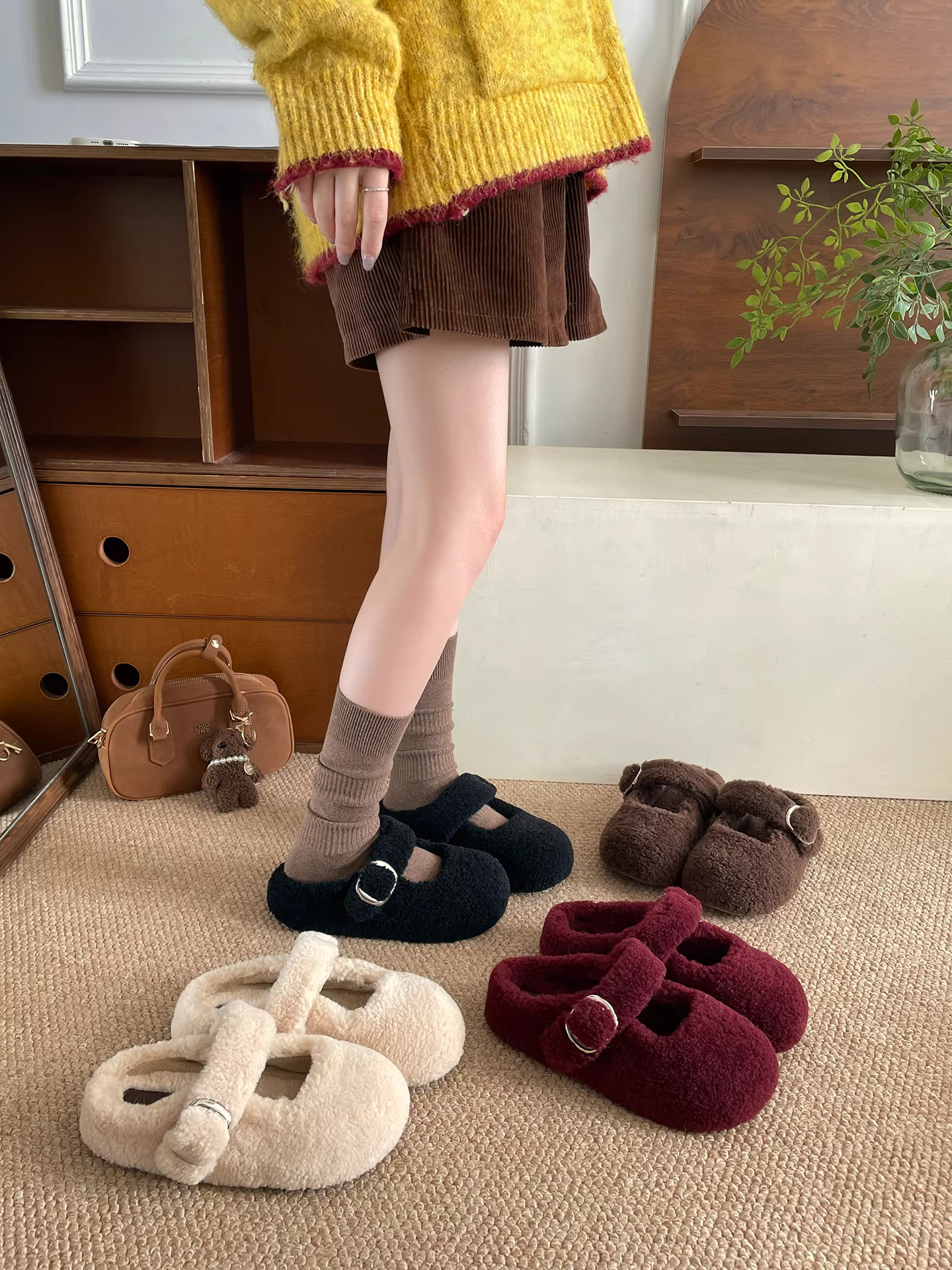 Đôi dép lông dày kiểu Pháp Nanzai Nanfang màu đen dành cho nữ, mẫu mới mùa đông 2025, giữ ấm khi đi ngoài trời, chất liệu bông mềm mại.
