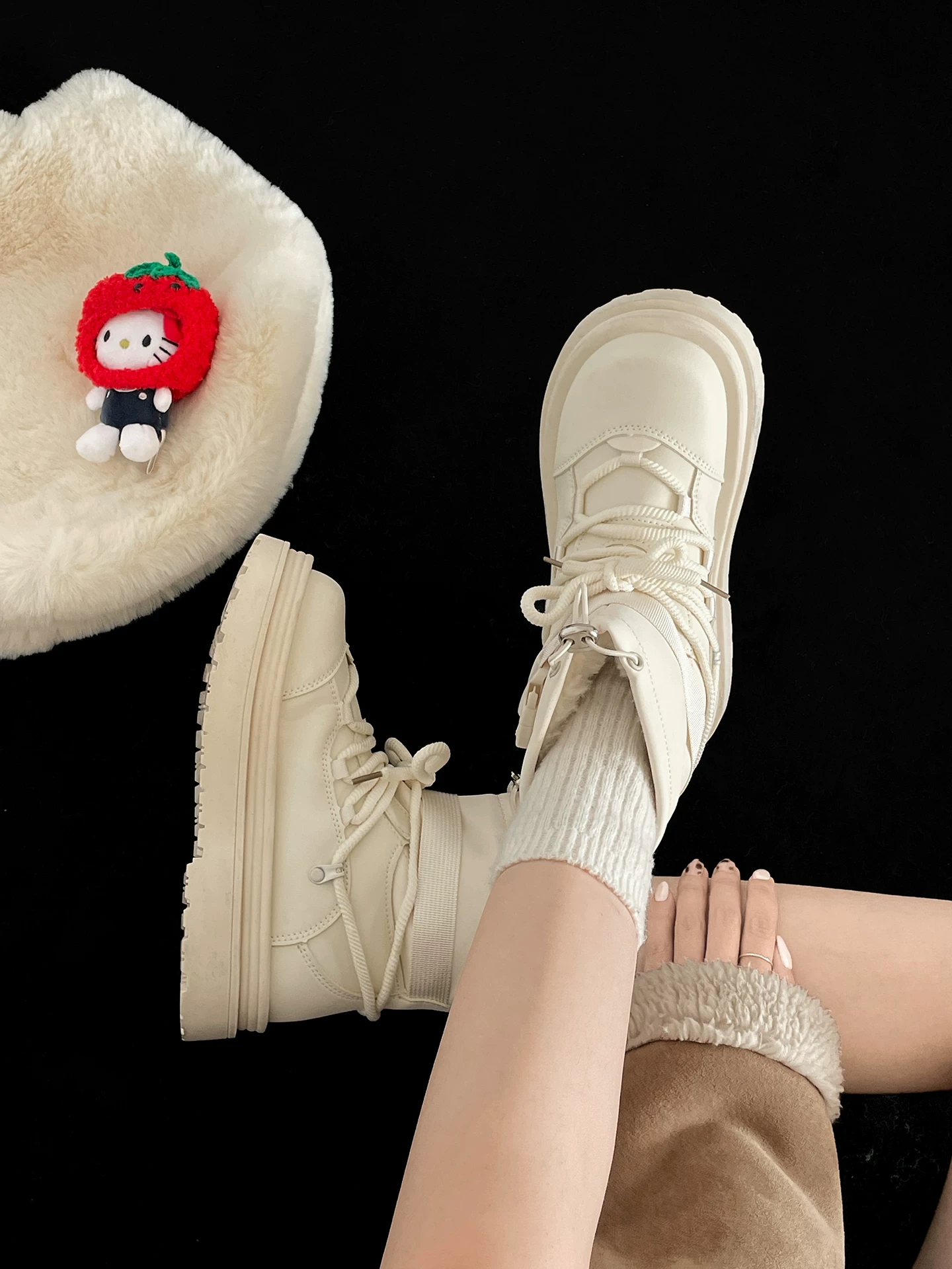 Giày bốt đi tuyết đế dày tăng chiều cao, lót lông cừu chống trơn, màu trắng dành cho nữ, mẫu mới mùa đông 2025, giữ ấm dày dặn, chất liệu cotton Đông Bắc.