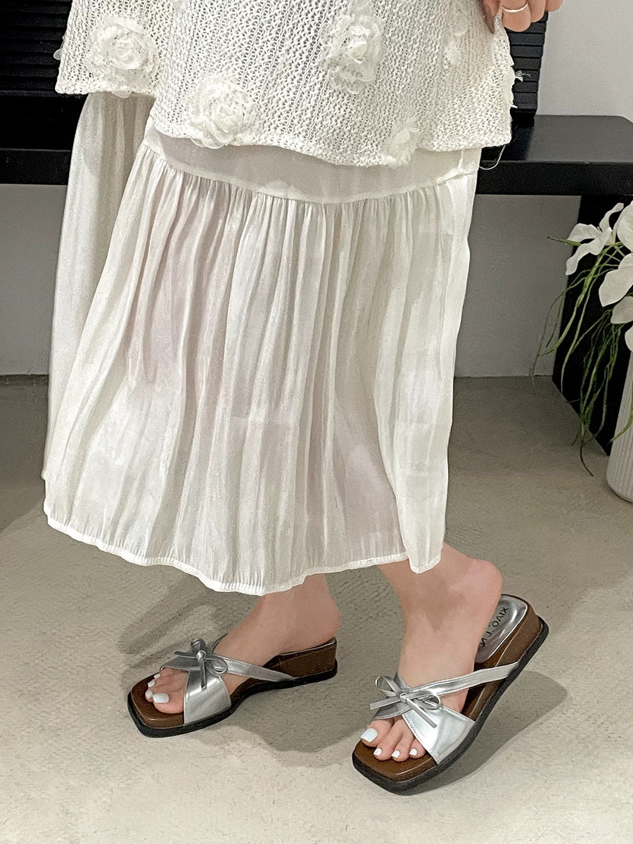 Dép quai ngang trắng retro thời thượng dành cho nữ, kiểu dáng mùa hè 2025 mới, tăng chiều cao, phù hợp với chân váy, dép đế dày.