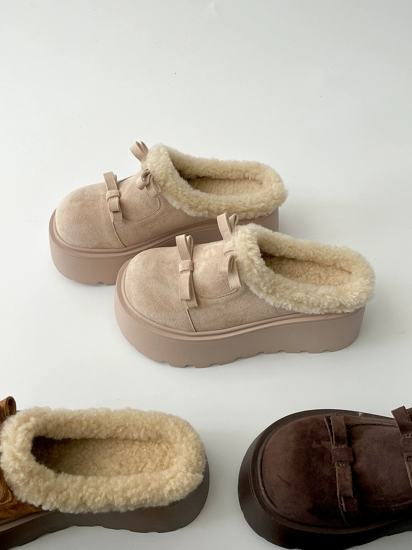 Giày Nan Zai Nanbian màu trắng lót lông ấm áp, đế dày kiểu Birkenstock dành cho nữ, mẫu mới mùa đông 2025, dép bông lông tăng chiều cao