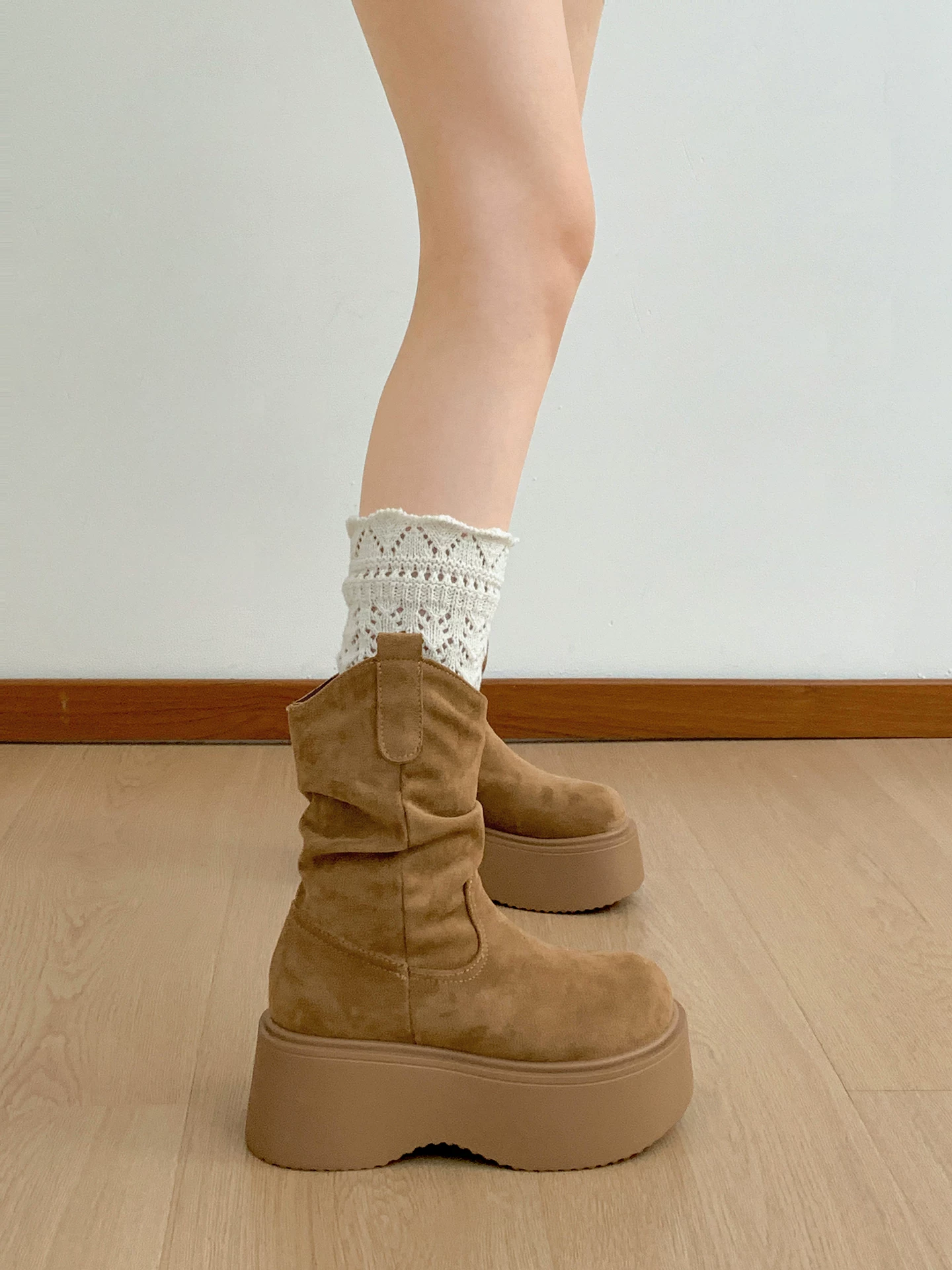 Phía Nam ở miền Nam: Giày bốt đế dày màu nâu cổ điển dành cho nữ, Giày bốt cao đến giữa bắp chân, Giày bốt cưỡi ngựa tăng chiều cao kiểu dáng thon gọn mới mùa thu/đông 2025.