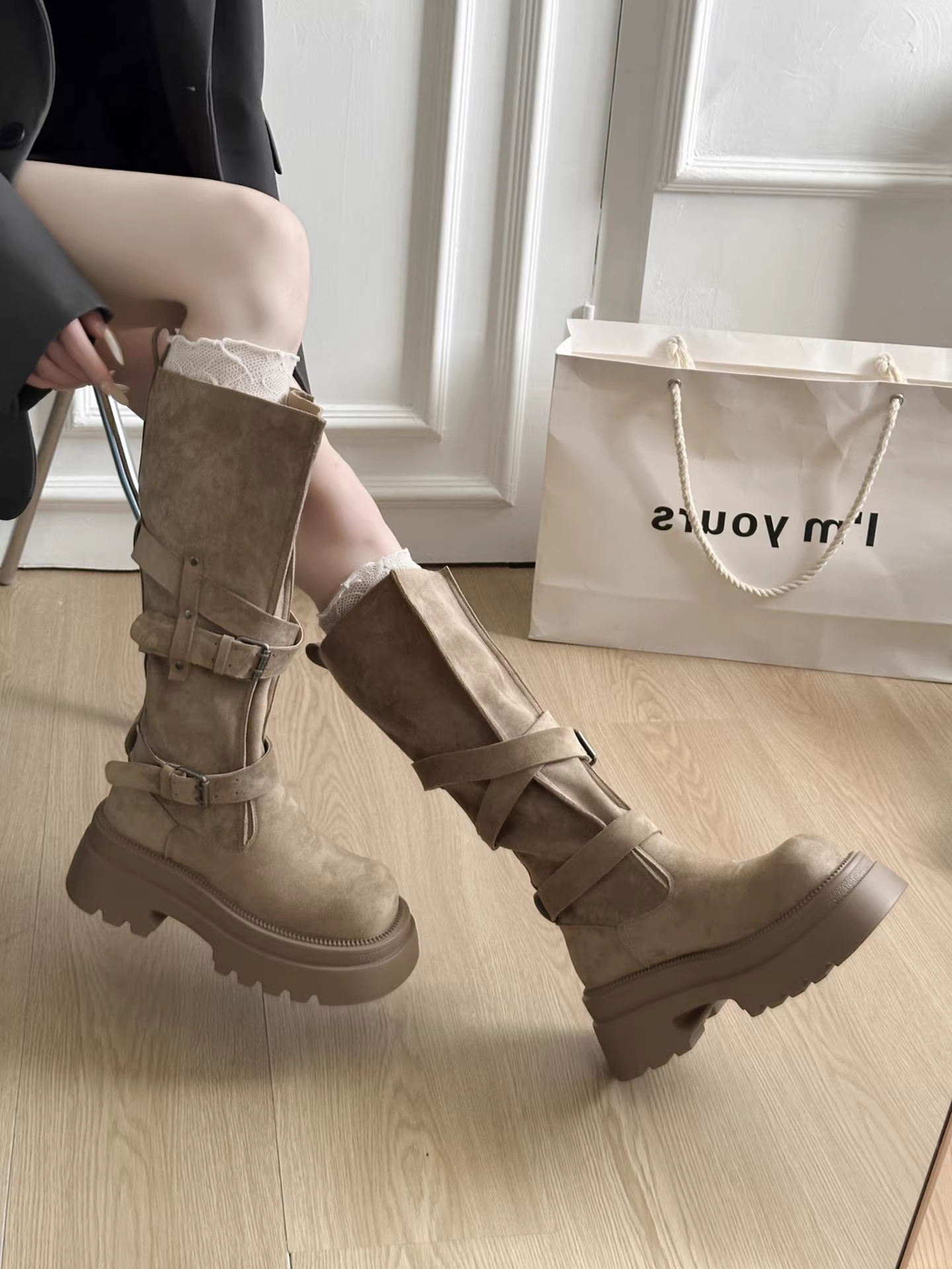 Giày bốt đế xuồng cao cổ màu kaki cổ điển dành cho nữ, kiểu dáng mới mùa thu đông 2025, tăng chiều cao, tôn dáng, kiểu Melard.