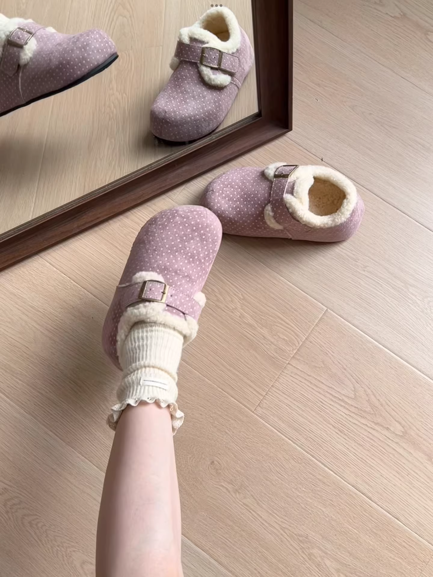 Giày bông mùa đông 2025 kiểu mới đế dày, lót lông cừu dành cho nữ nhỏ nhắn, ấm áp, chống trơn trượt, kiểu Birkenstock, lông xù, thích hợp đi ngoài trời.