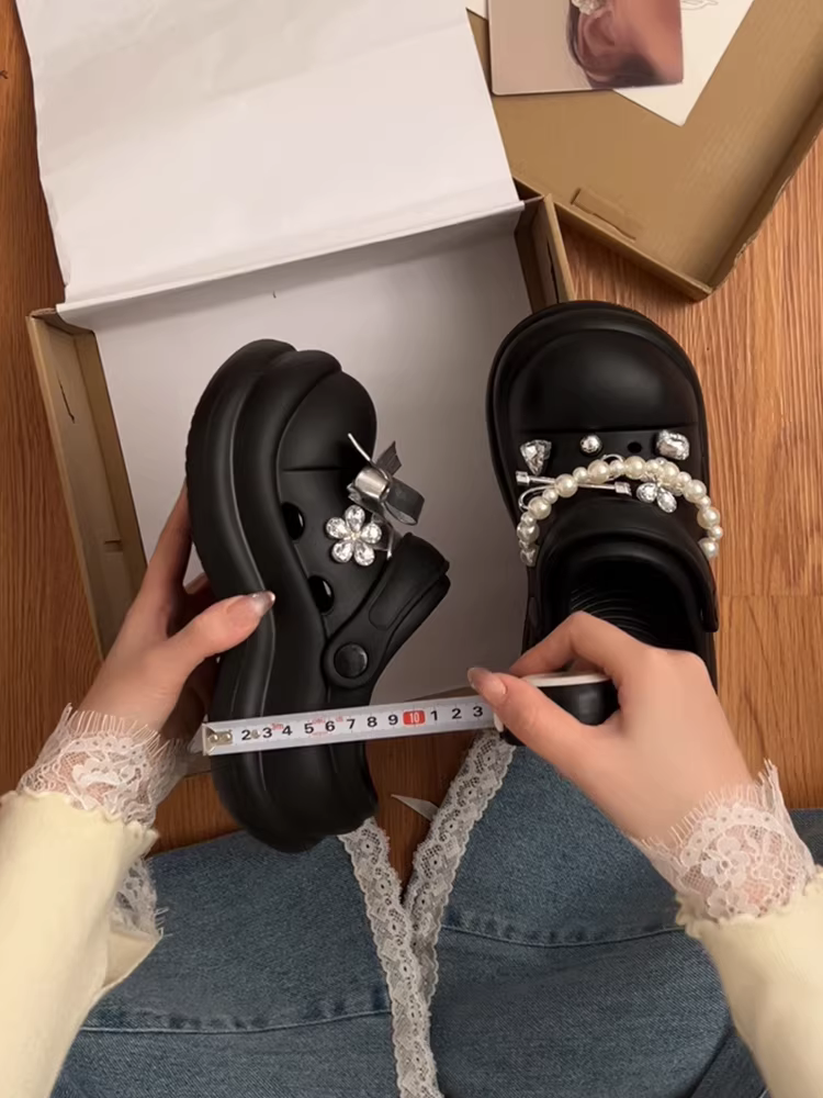 Dép đế xuồng đen phối chân váy, sandal nữ mùa hè 2025 mới, tăng chiều cao, đi ngoài trời, mũi kín