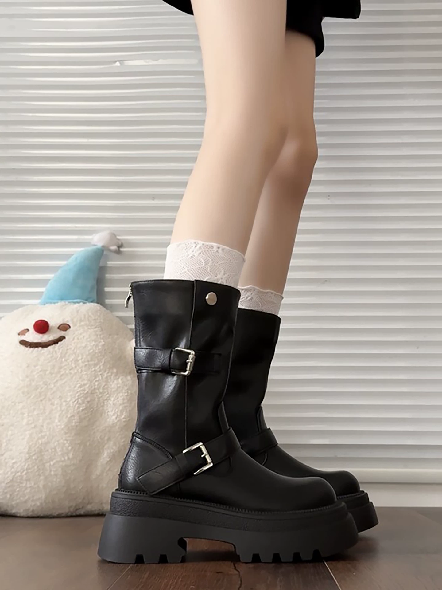 Giày bốt Martin đế dày phong cách Anh cổ điển màu đen dành cho nữ, mẫu mới thu đông 2025, tăng chiều cao, thon gọn, kiểu dáng hiệp sĩ, cổ ngắn