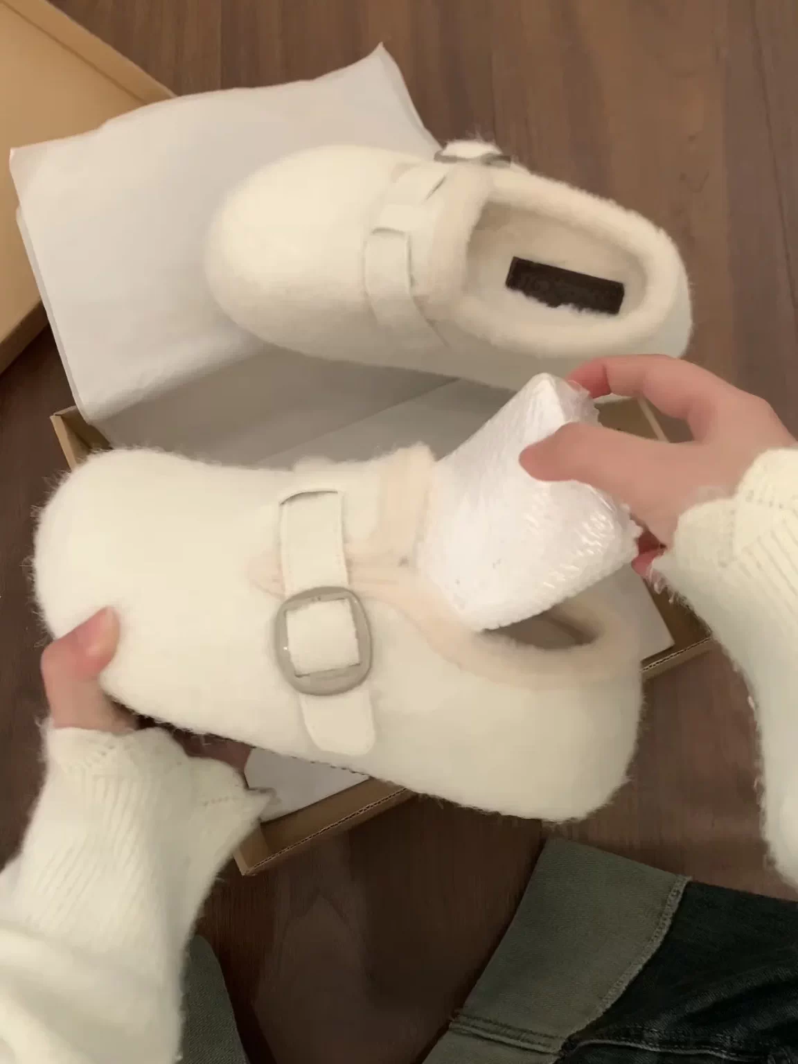 Giày dép lông dày đế dày Nan Zai Nanbian màu trắng, kiểu kín mũi dành cho nữ, mẫu mới mùa đông 2025, đi ngoài trời, lót lông giữ ấm, kiểu Birkenstock