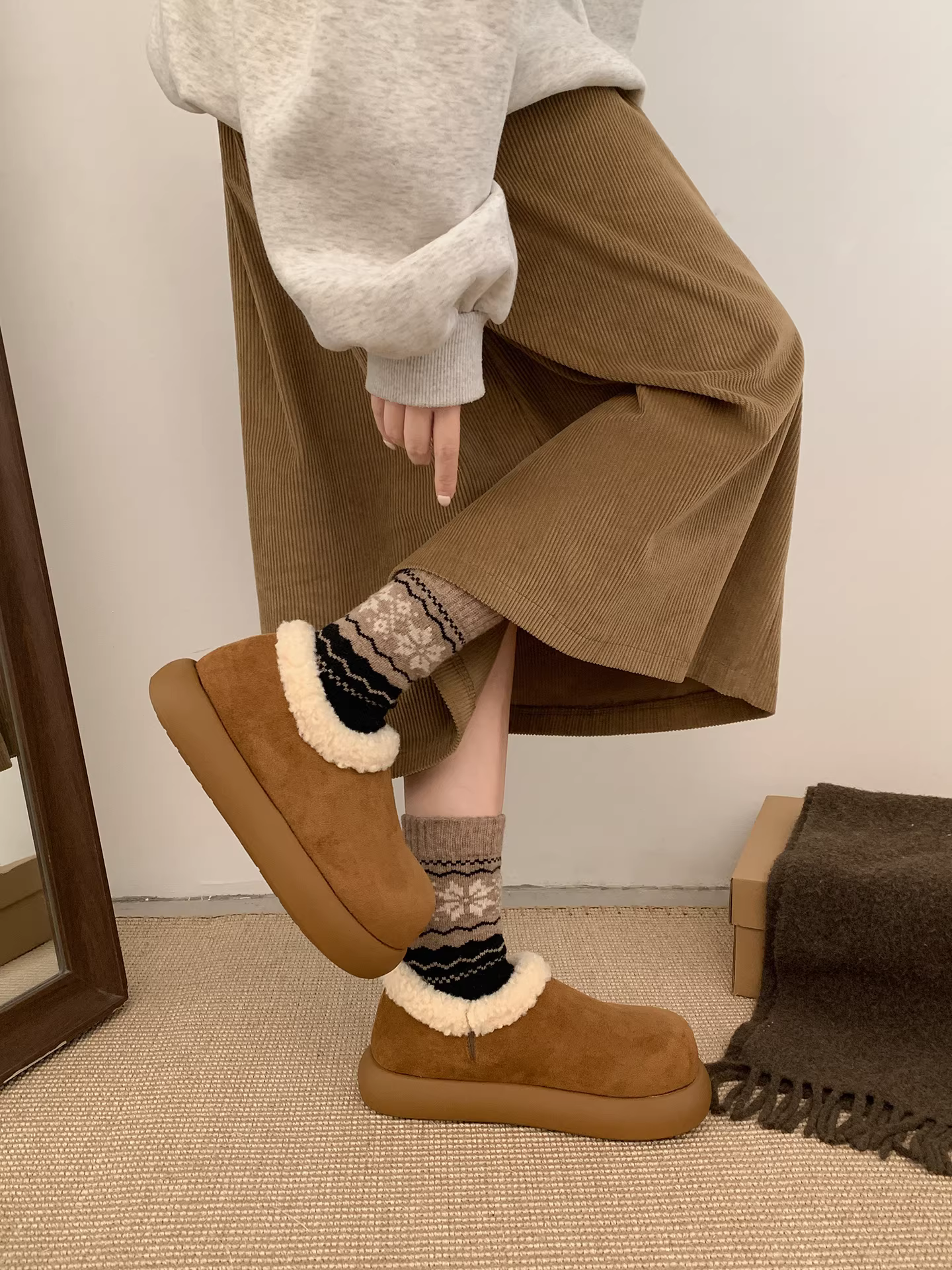 Giày bốt đi tuyết đế dày, lót lông cừu kiểu mới mùa đông 2025 dành cho nữ, ấm áp, đi ngoài trời, tăng chiều cao, chống trơn trượt, kiểu Birkenstock lông xù.