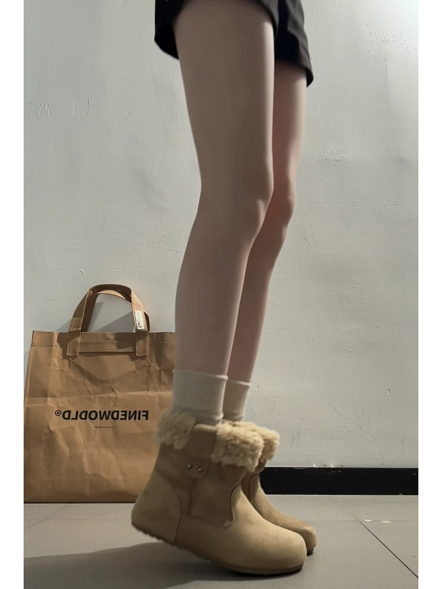 Giày bốt đi tuyết đế dày màu nâu cổ điển lót lông cừu dành cho nữ, trang phục mùa đông mới 2025, giày cotton kiểu Birkenstock ấm áp và chống trơn trượt.