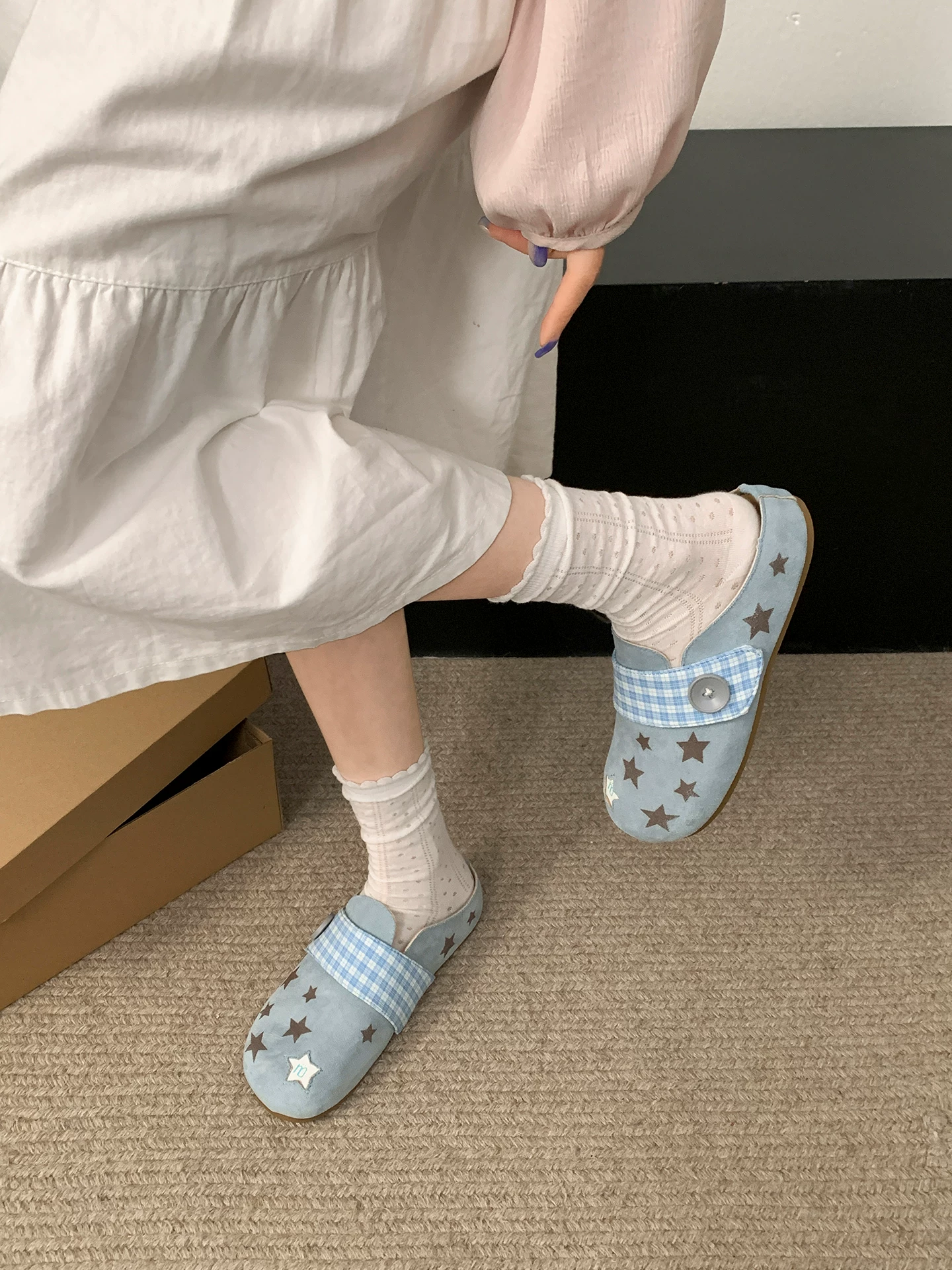 Dép nữ đế dày cổ điển cao cấp màu trắng, kiểu mới mùa thu 2025, thích hợp phối cùng váy, kiểu Birkenstock nửa dép.