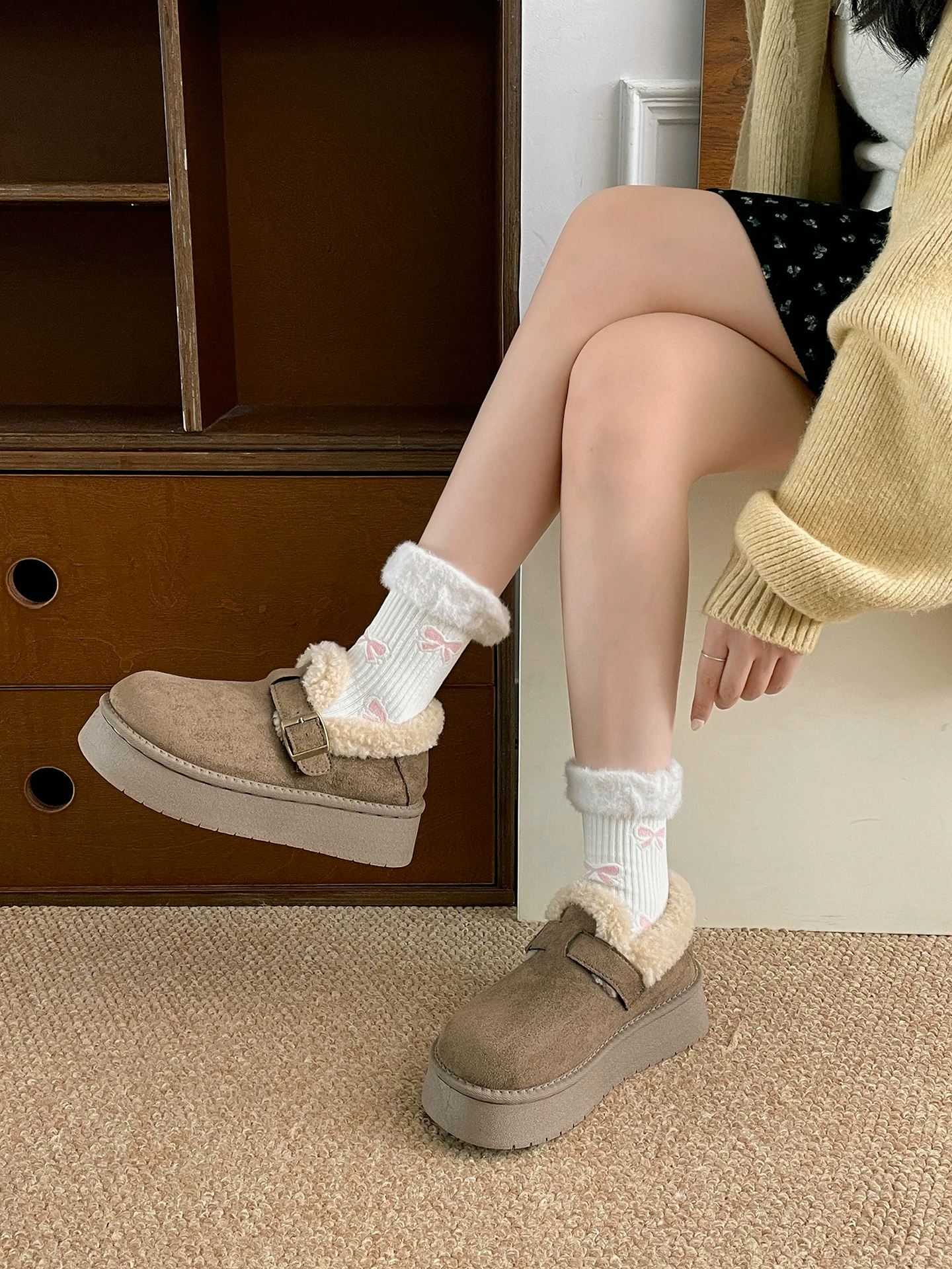 Giày nữ kiểu Birkenstock đế dày lót lông cừu màu nâu, giày mùa đông mới năm 2025 chống trơn, tăng chiều cao, dày dặn, ấm áp, chất liệu cotton.