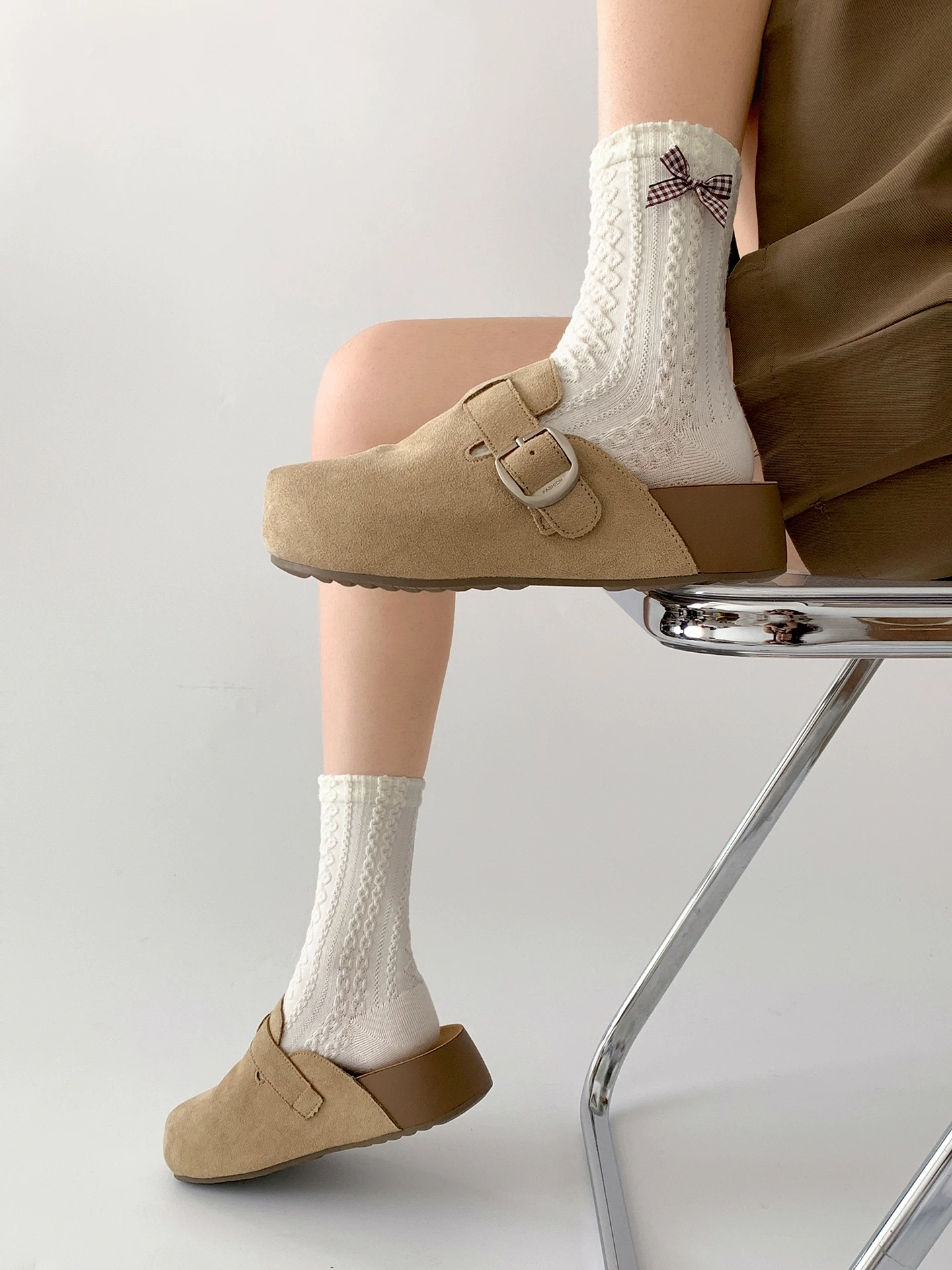 Dép nữ đế dày chống trơn kiểu retro, áo khoác ngoài mùa thu, kiểu mới 2025, phối cùng váy, giày Birkenstock nửa đế màu vàng