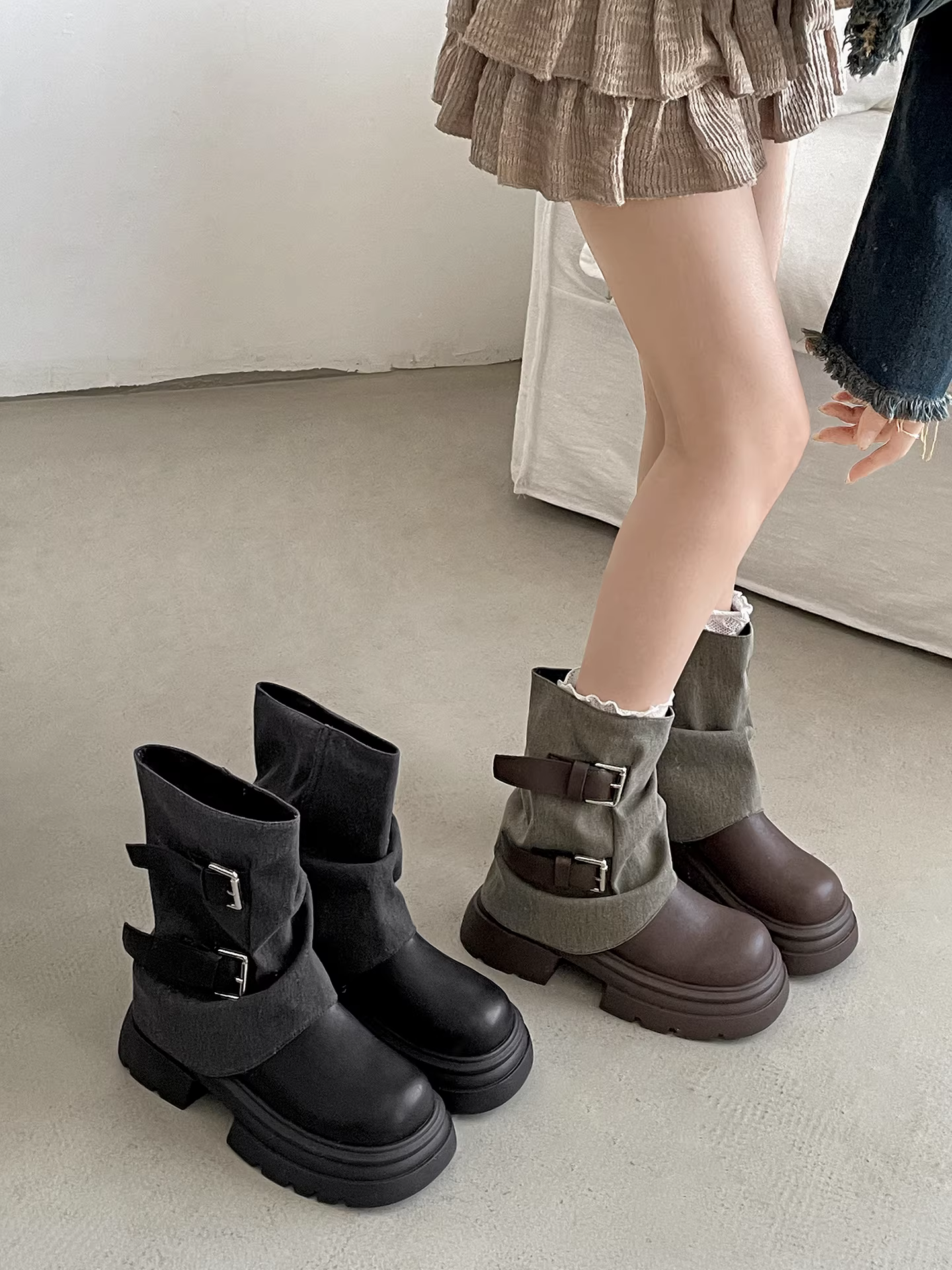 Giày bốt Martin đế dày kiểu Anh cổ điển màu đen dành cho nữ, giày bốt ngắn tăng chiều cao lót lông cừu mùa thu đông mới năm 2025.