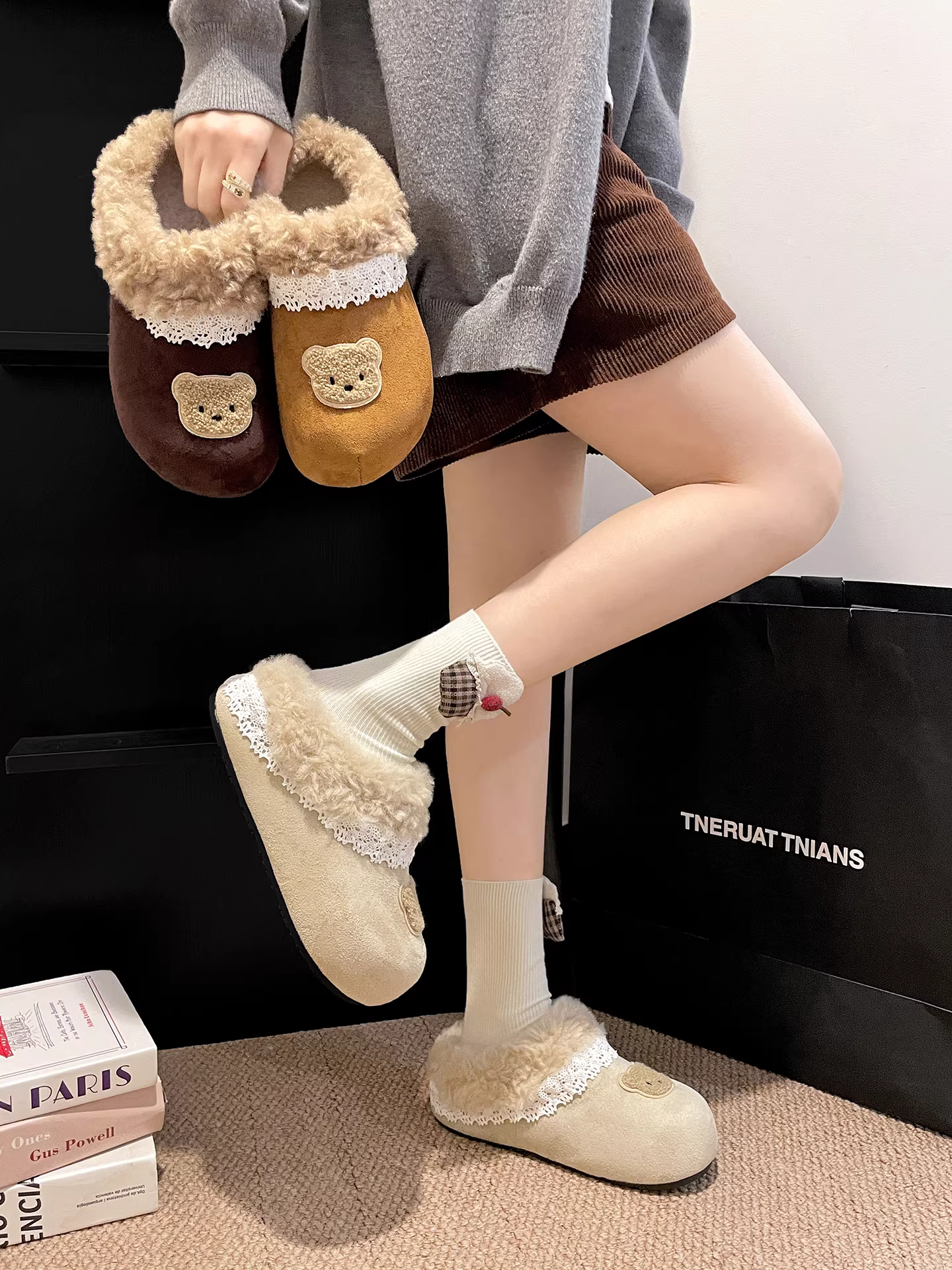 Đôi dép lông cừu ấm áp, mềm mại dành cho nữ, thích hợp đi ngoài trời mùa đông, kiểu dáng mới năm 2025, tăng chiều cao, chống trơn trượt, kiểu dáng cổ điển Birkenstock bằng cotton.