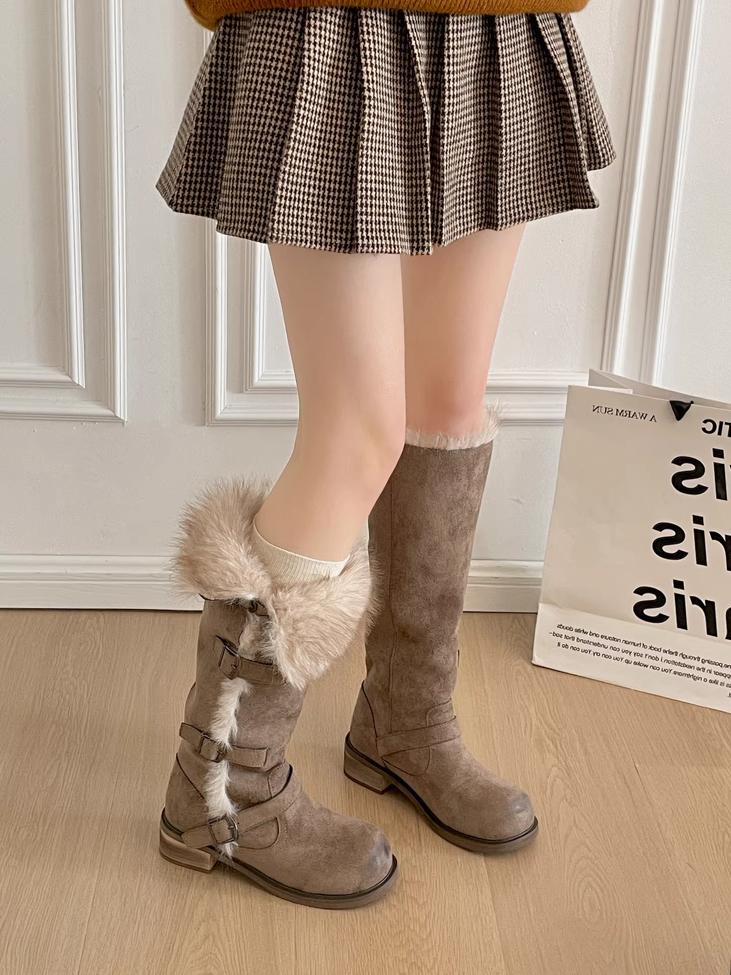 Giày bốt nữ đế dày, lót lông cừu, kiểu dáng cổ điển, giữ ấm, mùa đông 2025, kiểu dáng thon gọn.