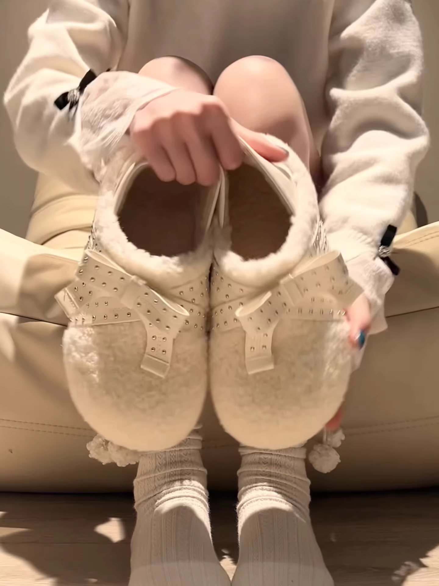 Giày lông dày đế cao cổ điển màu trắng dành cho nữ, mẫu mới mùa đông 2025, giữ ấm khi đi ngoài trời, kiểu dáng hai trong một, chất liệu cotton kiểu Birkenstock