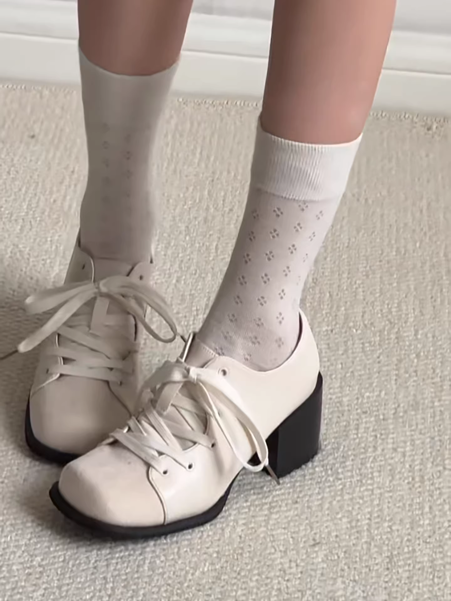 Giày da nữ đế thô, mũi vuông, kiểu Anh, tăng chiều cao, buộc dây, màu trắng, mùa thu 2025, kiểu cổ điển, phối chân váy