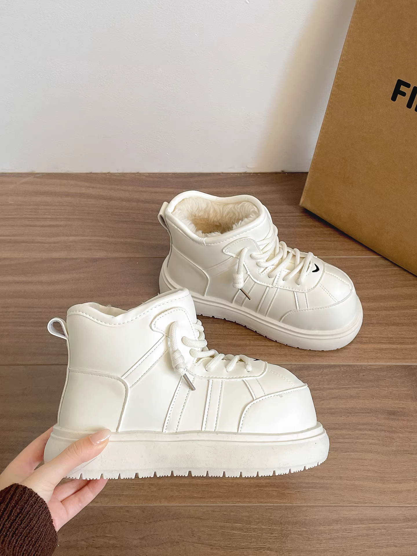 Giày bốt tuyết đế dày nhung trắng cổ điển dành cho nữ 2025 mới mùa đông ấm áp chống trơn mũi rộng lót bông