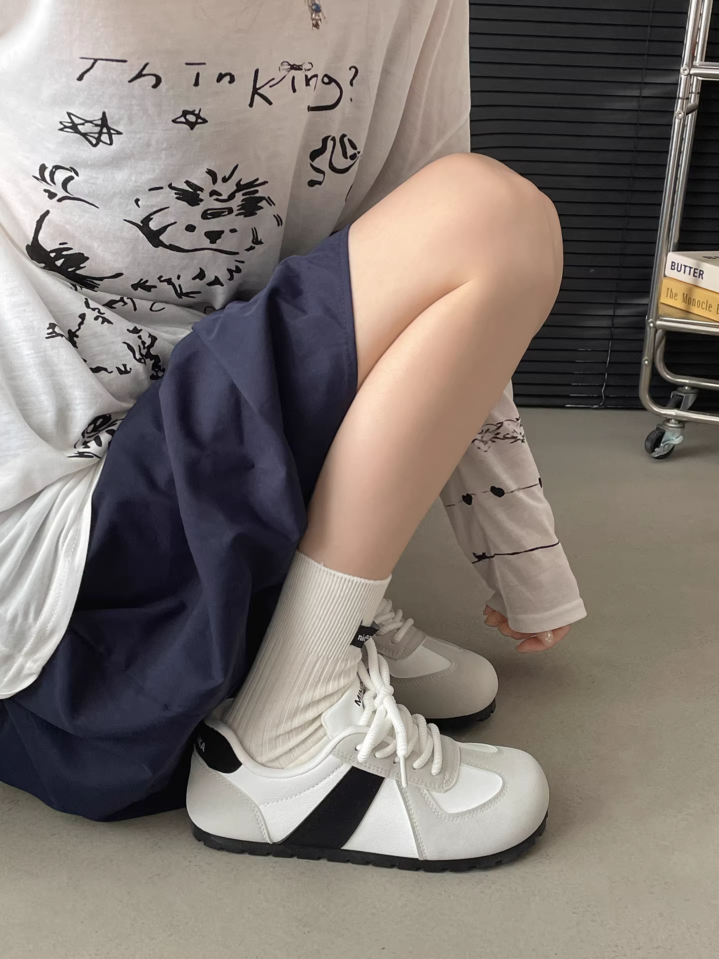 Giày thể thao Đức đế bằng nhẹ, đa năng, kiểu retro màu trắng dành cho nữ, mẫu mới thu 2025, đế mềm, đi dạo, chạy bộ