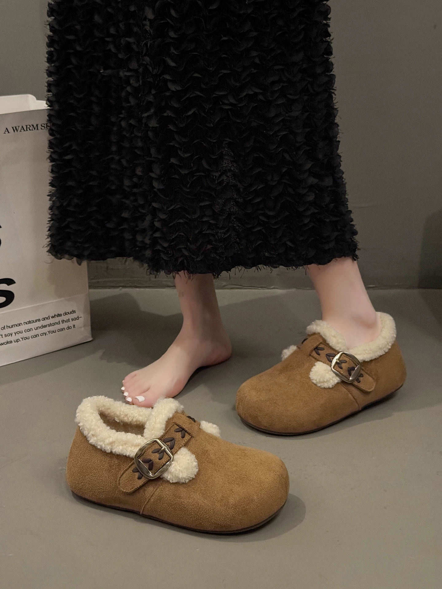 Giày bông giữ ấm đế dày lót lông cừu màu nâu cổ điển dành cho nữ, kiểu mới mùa đông 2025, giày Birkenstock giữ ấm và tăng chiều cao dành cho phụ nữ nhỏ nhắn