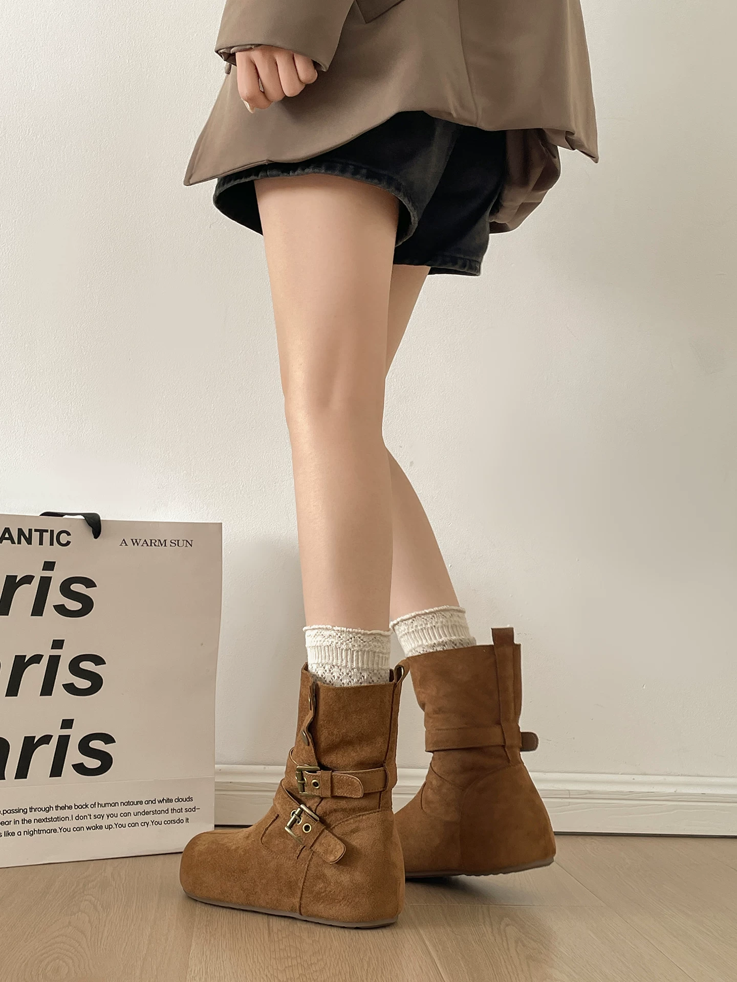 Giày bốt đế dày màu nâu đa năng kiểu retro dành cho nữ, kiểu dáng thu đông 2025 mới, phối cùng chân váy giúp trông thon gọn và cao hơn. Giày bốt ngắn Birkenstock.