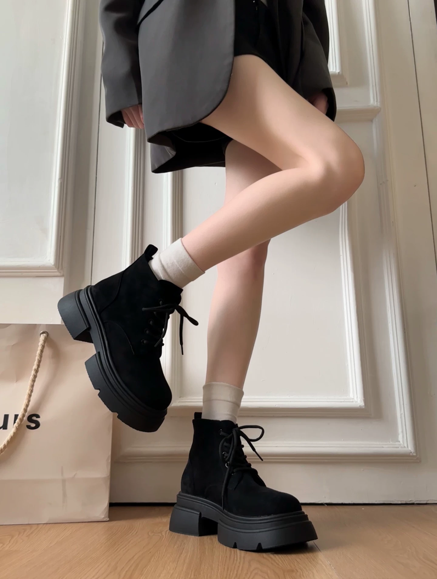 Giày bốt Martin đế dày phong cách Anh cổ điển dành cho nữ, mẫu mới thu đông 2025, kiểu ngắn, dành cho người nhỏ nhắn, giúp tăng chiều cao và trông thon gọn hơn