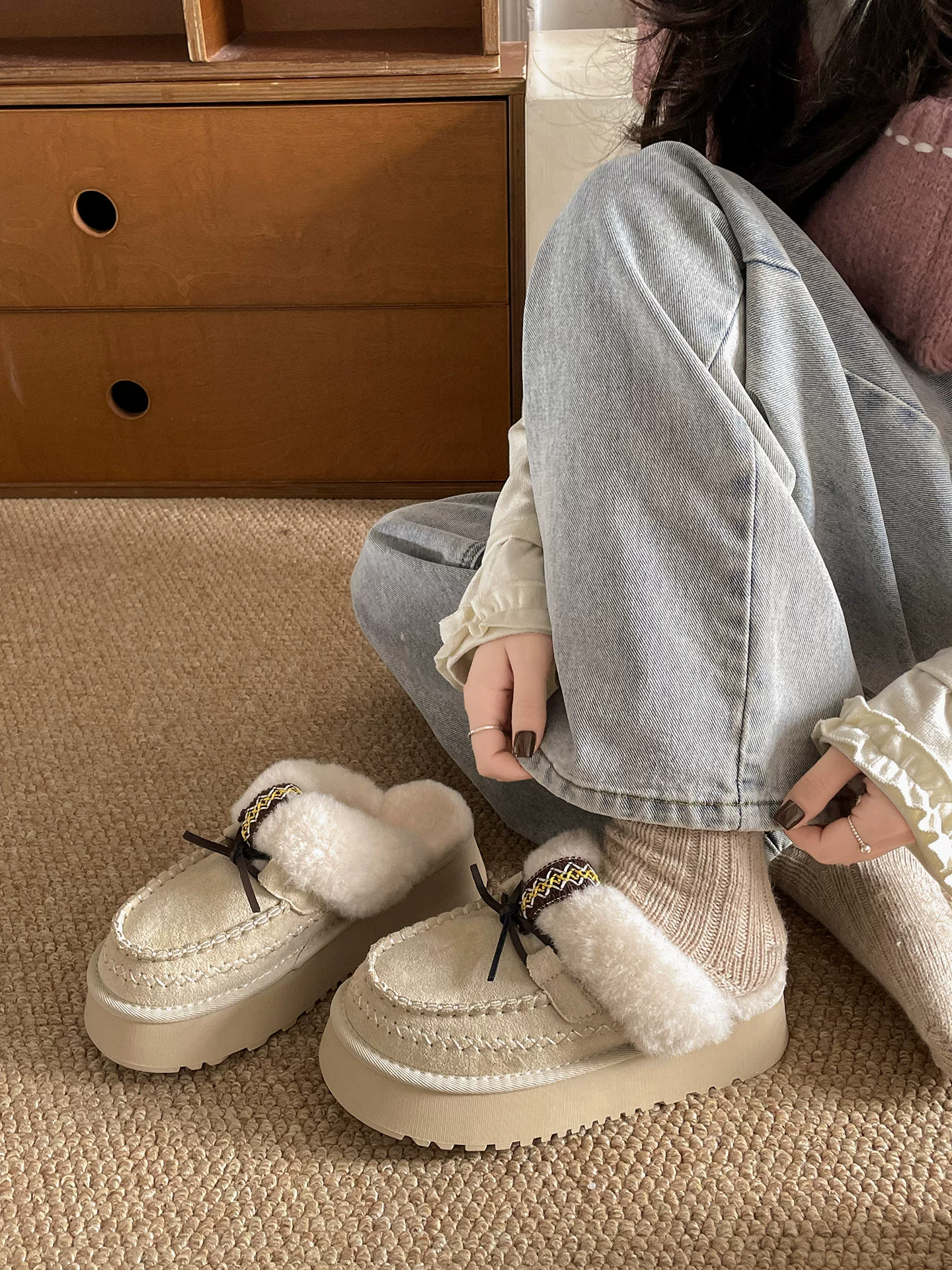 Đôi dép lông mềm mại, đế dày chống trơn, kiểu retro màu trắng dành cho nữ, thích hợp đi ngoài trời mùa đông, kiểu dáng mới năm 2025, dép bông giữ ấm tăng chiều cao.