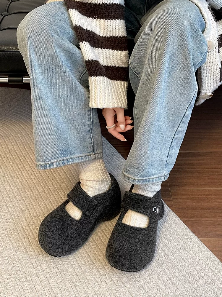 Giày Mary Jane đế dày tăng chiều cao kiểu cổ điển lót lông cừu dành cho nữ, áo khoác ngoài mùa đông, kiểu mới 2025, giày cotton ấm màu xám.