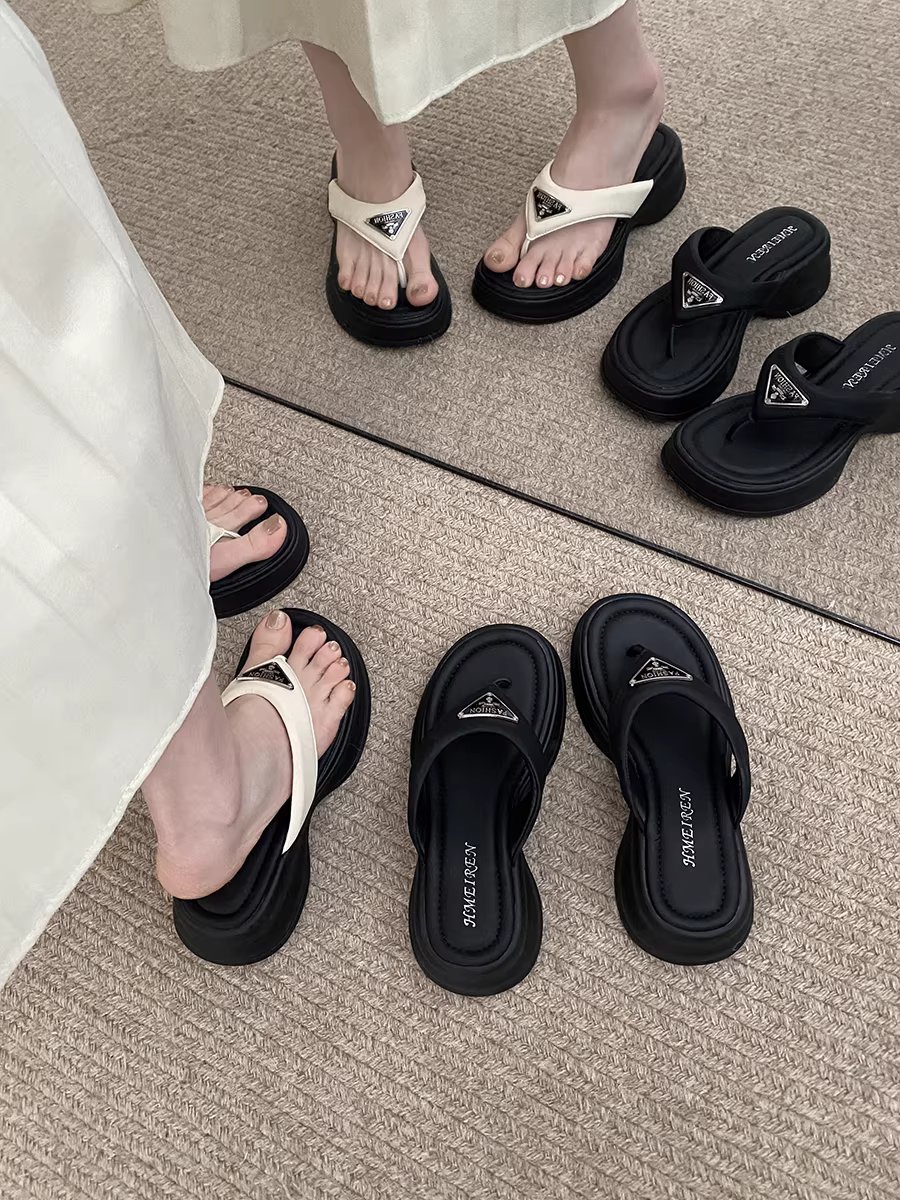 Dép xỏ ngón đế xuồng thời trang màu đen dành cho nữ, kiểu mới hè 2025, chống trơn trượt, mang cảm giác cao cấp.