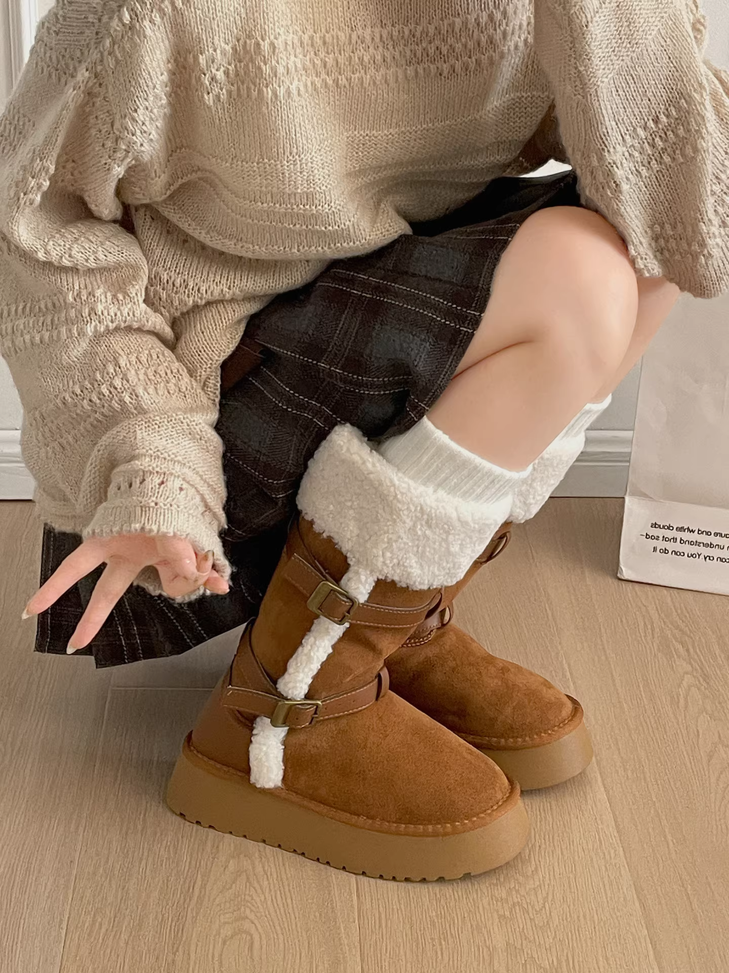 Giày bốt đi tuyết cổ ngắn đế dày, lót lông cừu, chống trơn trượt, kiểu cổ điển dành cho nữ, giày cotton giữ ấm tăng chiều cao mùa đông mới năm 2025.