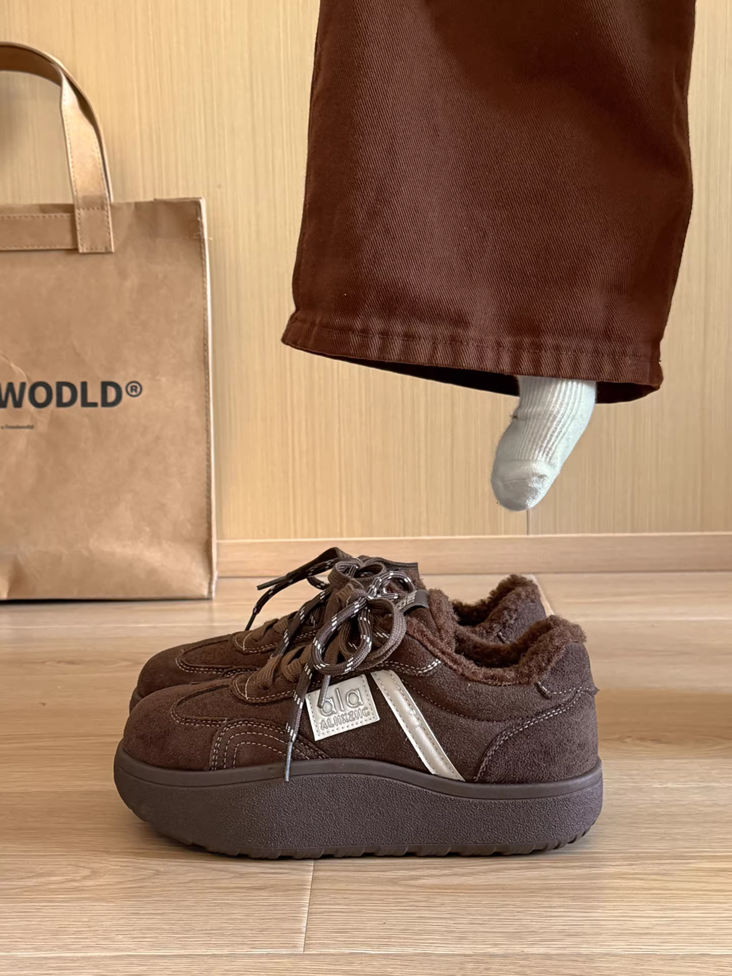 Giày bông nữ mùa đông 2025 kiểu retro ấm áp, chống trơn, đế dày, lót lông cừu, tăng chiều cao, kiểu Birkenstock, giữ ấm toàn bộ bàn chân