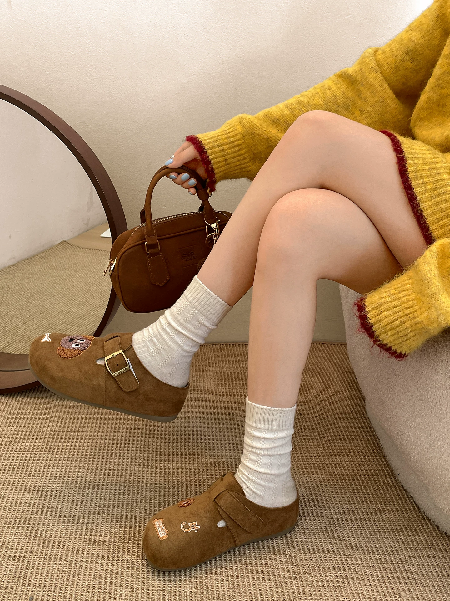 Dép lê nữ đế dày kiểu hoạt hình cổ điển Pháp, đi ngoài trời, kiểu thu đông 2025 mới, phối chân váy, chống trơn trượt, kiểu Birkenstock nửa dép