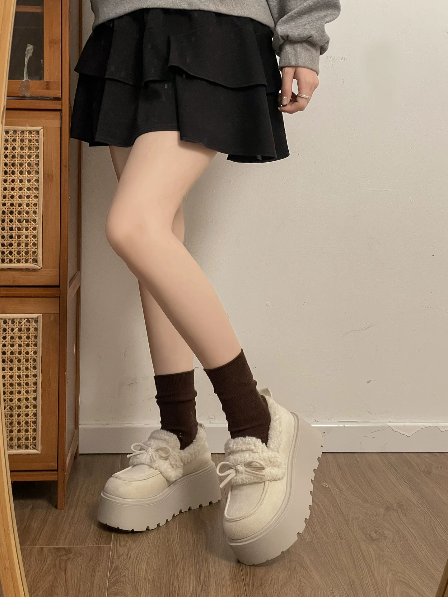 Giày bông đế dày màu trắng ấm áp dành cho nữ ở miền Nam, giày Birkenstock kiểu cổ điển mùa đông mới năm 2025 có lớp lót lông mềm mại.