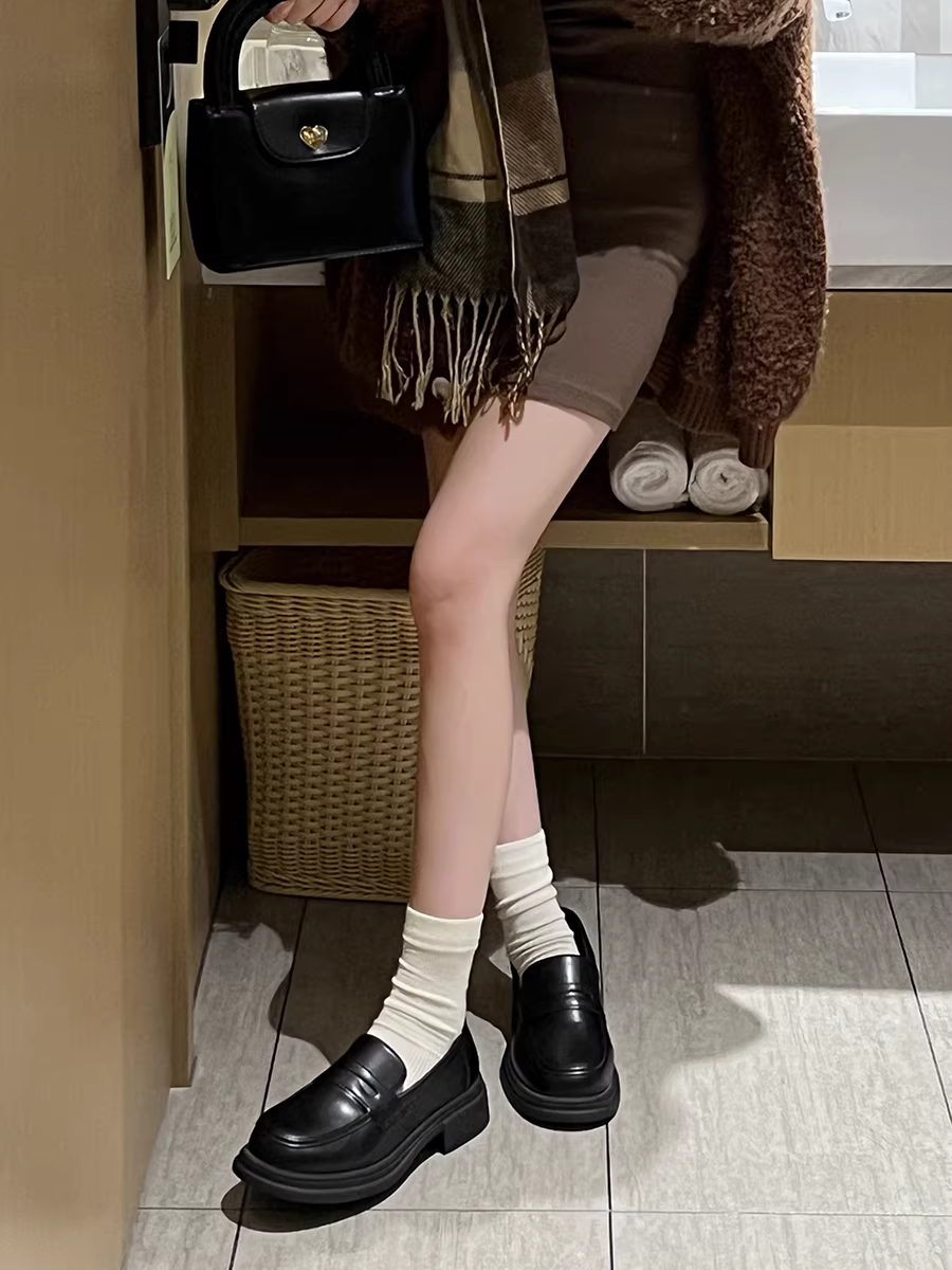 Giày lười nữ đế dày kiểu Pháp màu đen, giày da mũi tròn cổ điển phong cách Anh mới mùa thu 2025.