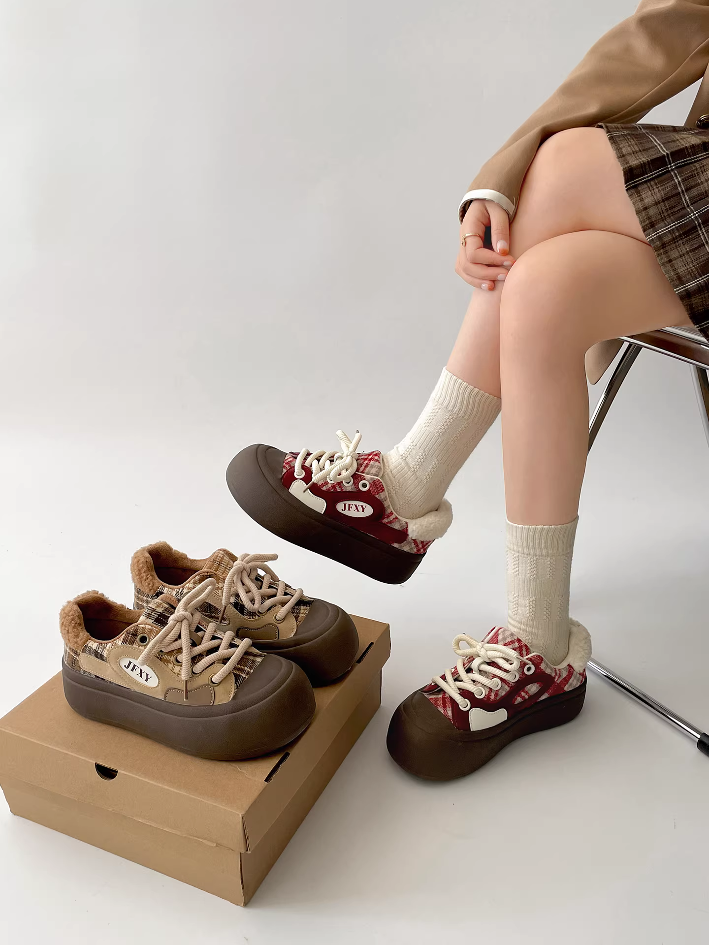 Giày vải đế dày màu đỏ cổ điển dành cho nữ, kiểu dáng thu đông 2025 mới, giày thể thao cổ thấp ấm áp có lớp lót lông cừu dành cho người nhỏ nhắn.