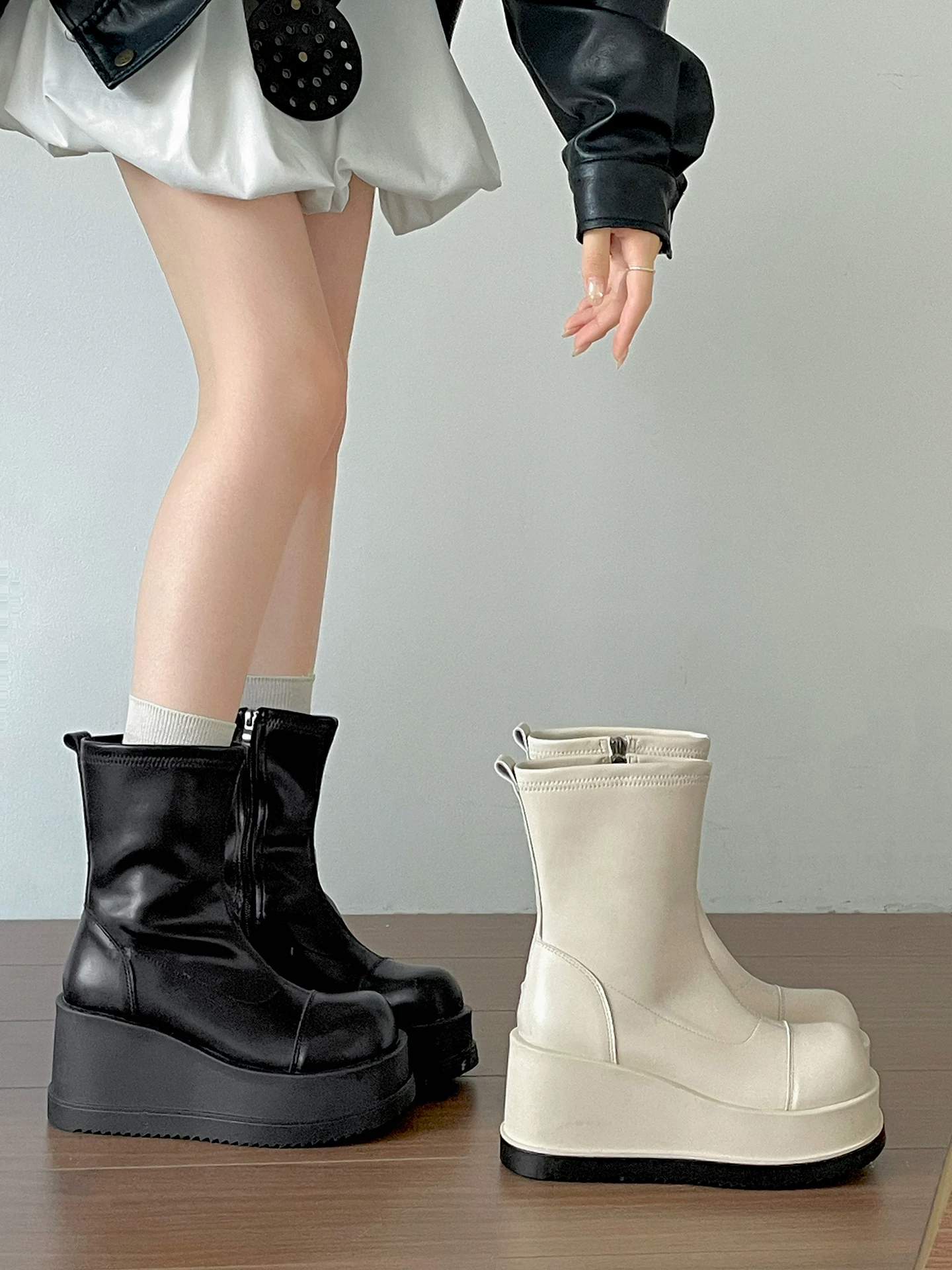 Giày bốt Martin đế dày phong cách retro Anh quốc cao cấp màu trắng dành cho nữ, mẫu mới thu đông 2025, kiểu dáng đa năng, phối hợp tốt với chân váy.