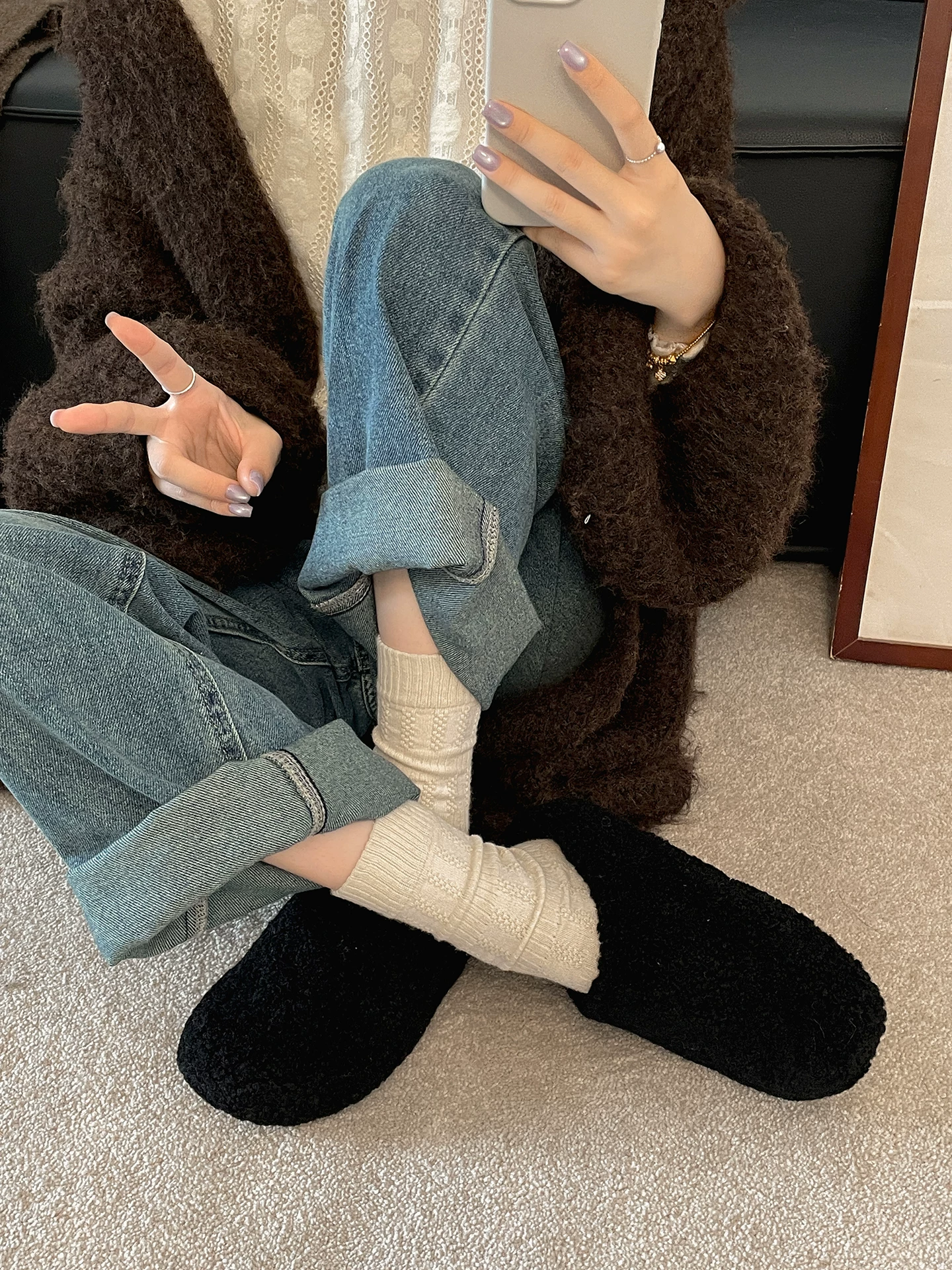 Dép lông dày đế dày chống trơn màu đỏ dành cho nữ, thích hợp để mang ngoài trời, dép bông mũi kín kiểu Birkenstock tăng chiều cao đa năng mùa thu đông 2025.