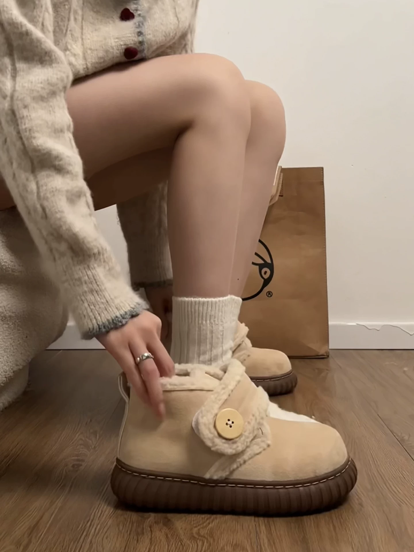 Giày bốt tuyết đế dày màu trắng phổ biến dành cho nữ, kiểu dáng mùa đông mới 2025, lót lông cừu, dày dặn, tăng chiều cao, kiểu Birkenstock, chất liệu cotton.