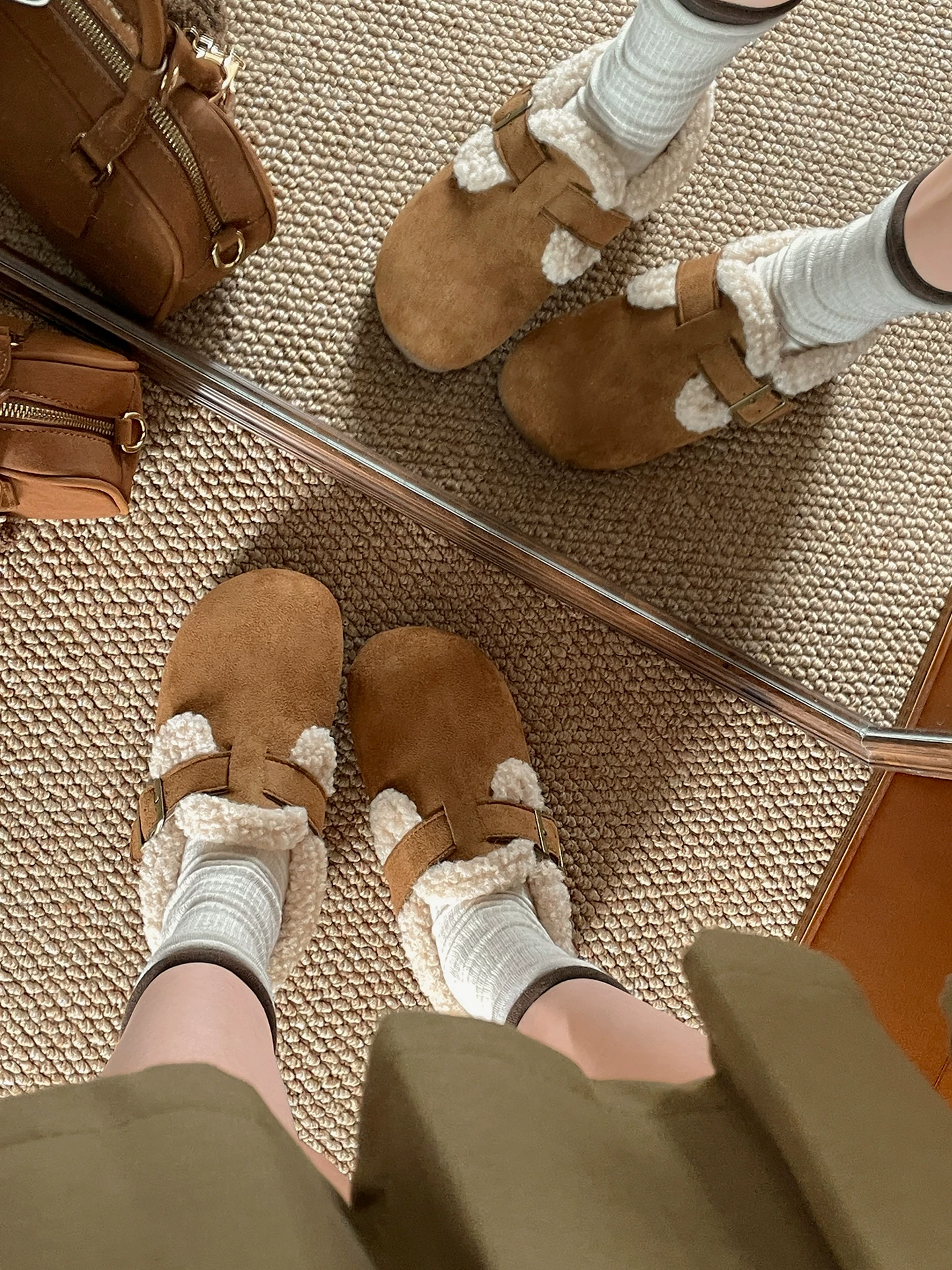 Giày Birkenstock nhung đế bằng màu nâu cổ điển dành cho nữ, kiểu dáng thu đông 2025 mới, phối cùng chân váy và giày bông giữ ấm đi tuyết