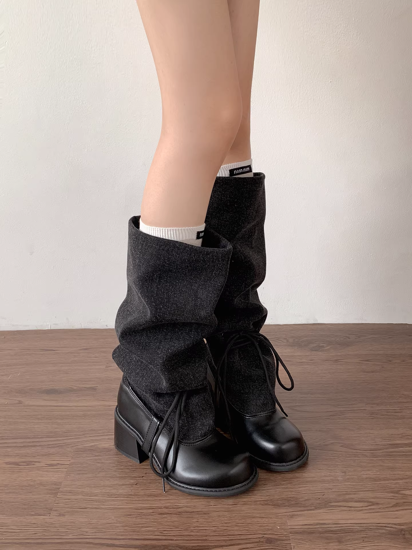 Giày bốt cao gót chunky đen kiểu retro tăng chiều cao dành cho nữ, bốt dài, mẫu mới thu đông 2025, kiểu dáng thon gọn, bốt dài xếp lớp.