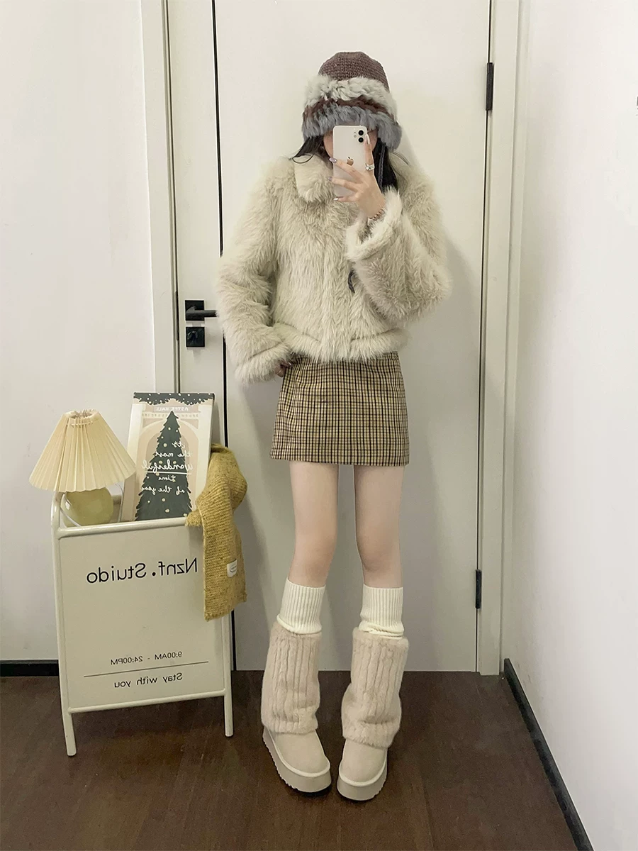 Giày bốt cao cổ đế dày màu trắng thời trang dành cho nữ, mẫu mới mùa đông 2025, chống trơn trượt, lót lông cừu, dày dặn, giữ ấm bằng vải cotton.