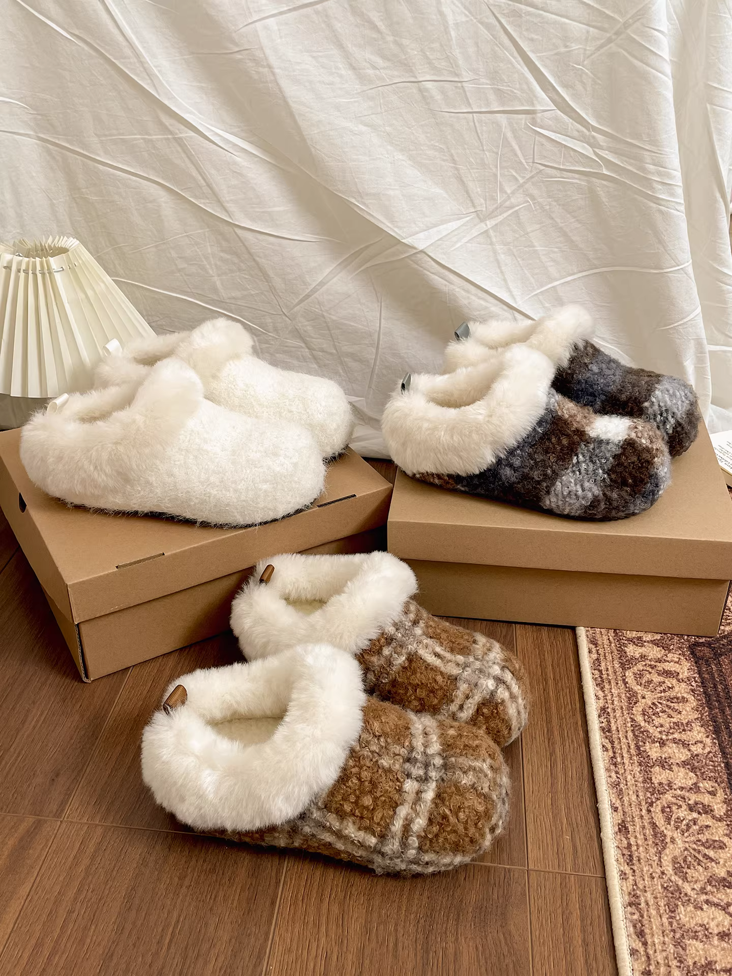 Giày Birkenstock kiểu Pháp cổ điển màu trắng nhạt, chất liệu nhung, đế dày, kiểu nửa dép dành cho nữ, mẫu mới mùa đông 2025, giữ ấm, chống trơn trượt, chất liệu cotton.