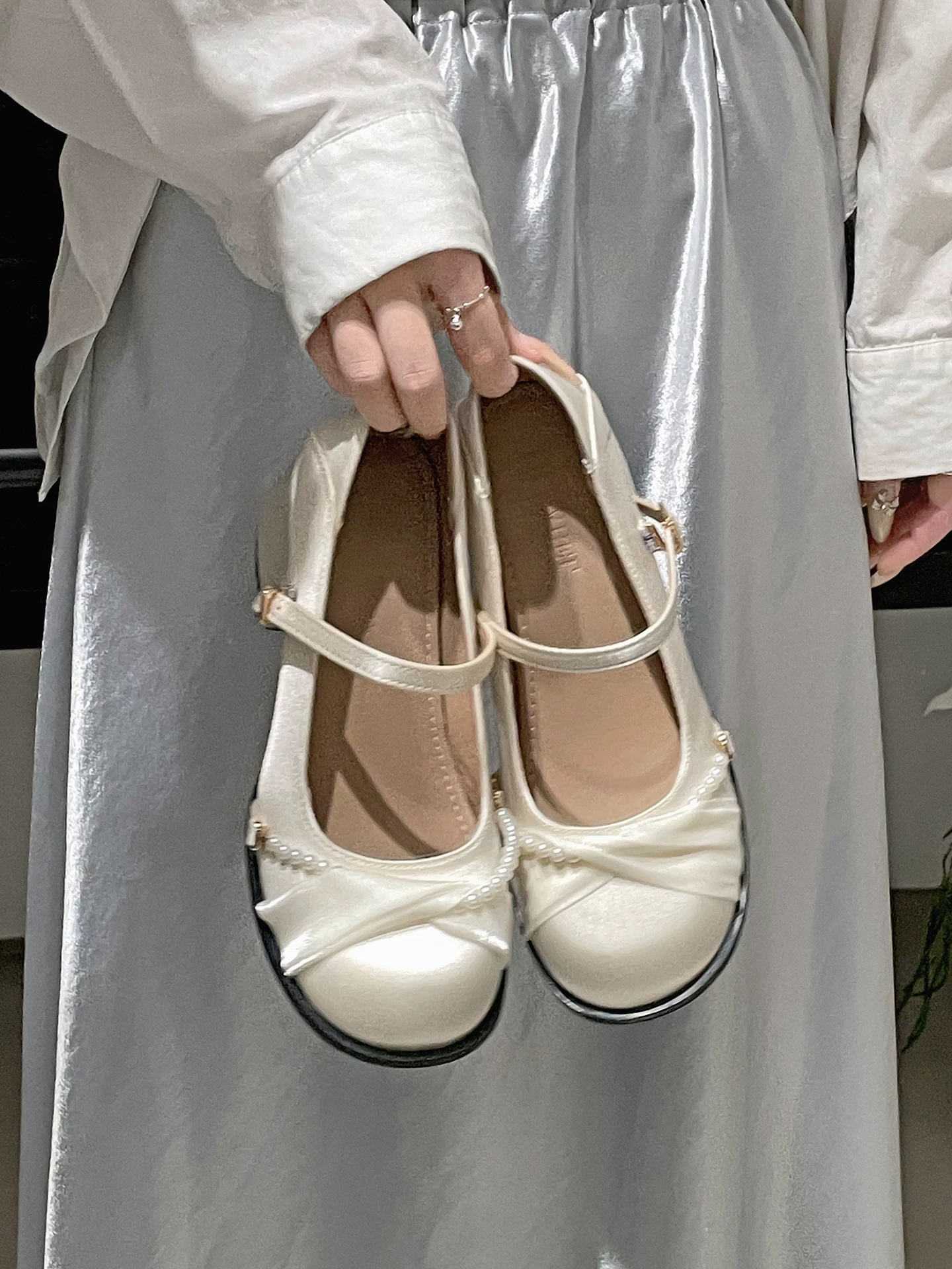 Giày nữ đế dày, mũi tròn, kiểu Pháp, màu trắng, mẫu mới thu 2025, thích hợp phối cùng chân váy, giày Mary Jane đế mềm tăng chiều cao.