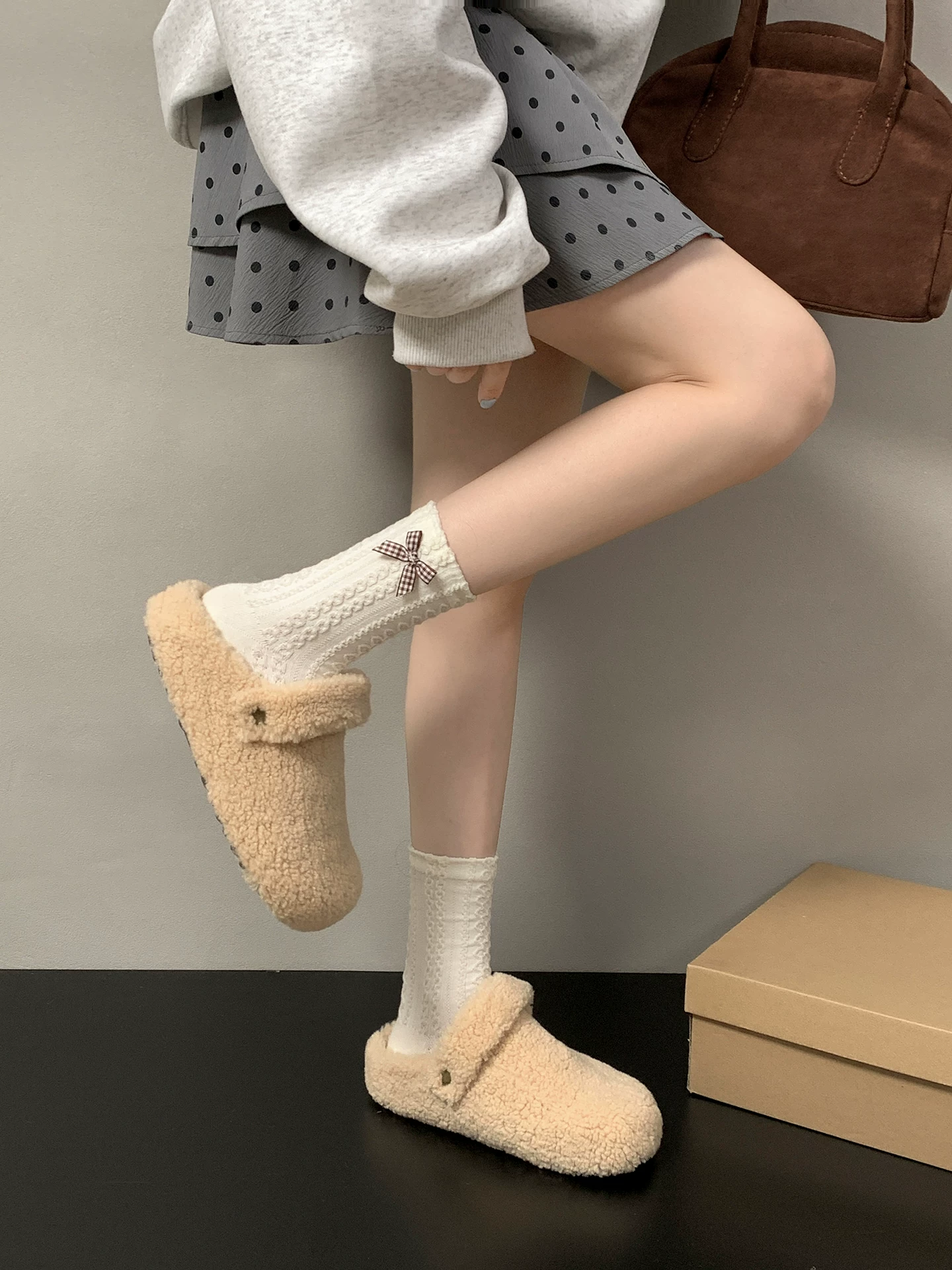 Dép lông dày đế dày Nan Zai Nanbian màu trắng dành cho nữ, thích hợp để mang ngoài trời, dép lông phong cách Birkenstock mới mùa thu năm 2025.