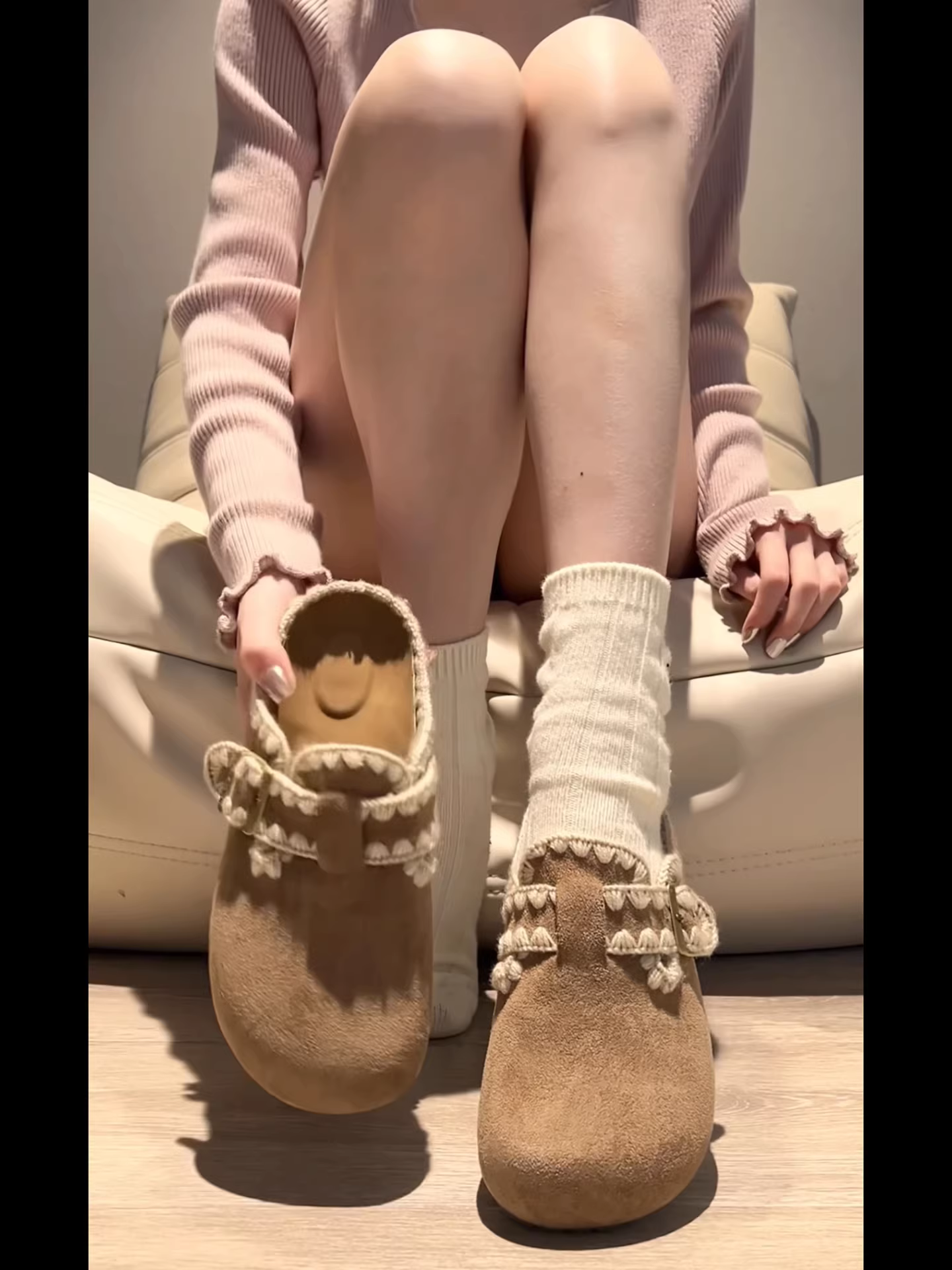 Giày dép nữ đế dày, mũi kín, kiểu retro, tăng chiều cao, thích hợp đi ngoài trời, mẫu thu đông 2025 mới, lót lông cừu, phối cùng chân váy, kiểu Birkenstock nửa dép.