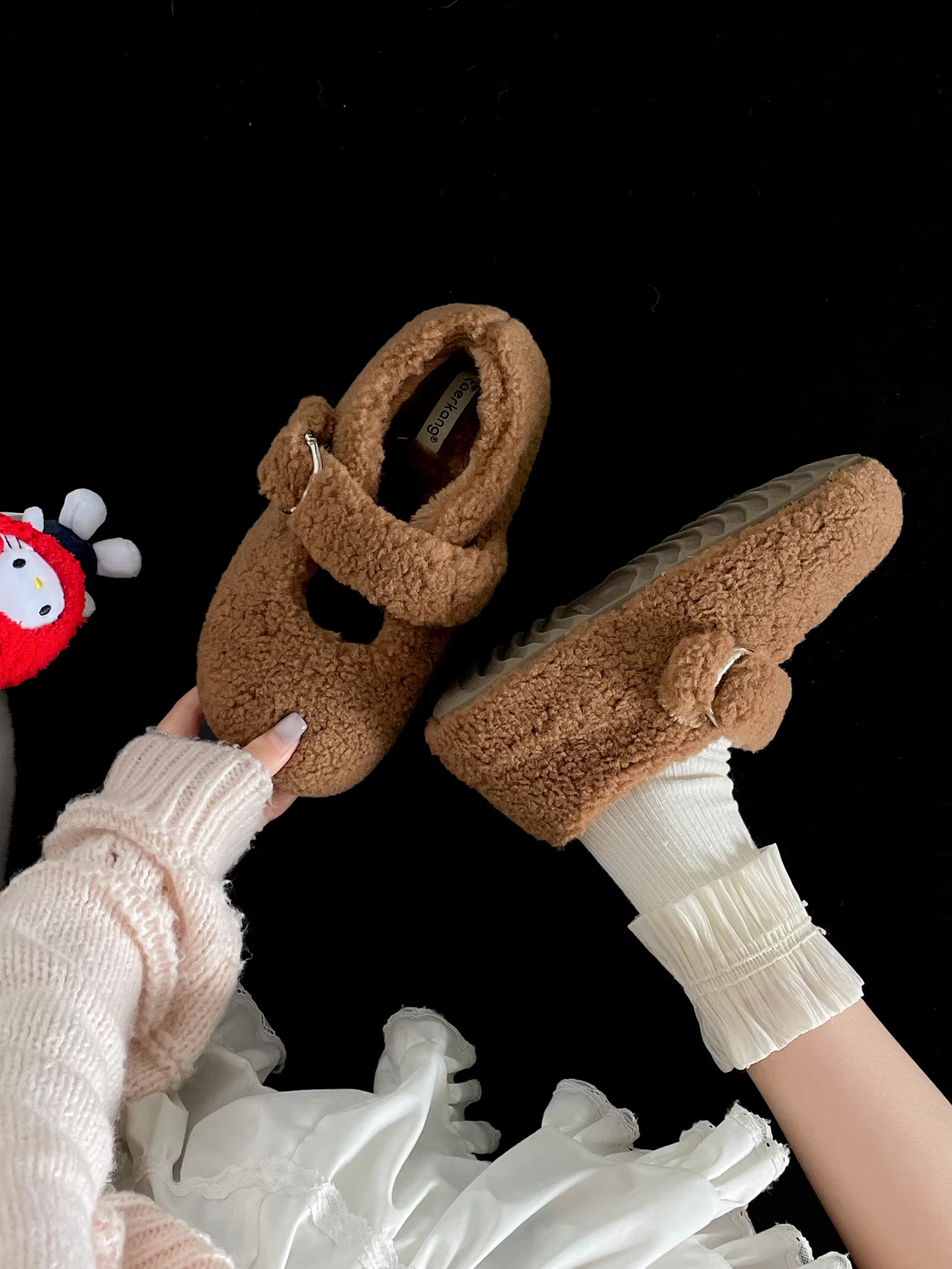 Giày lông dày đế dày phong cách retro màu trắng dành cho nữ, kiểu mới mùa đông 2025, thích hợp phối với chân váy, đế mềm, lót lông cừu.