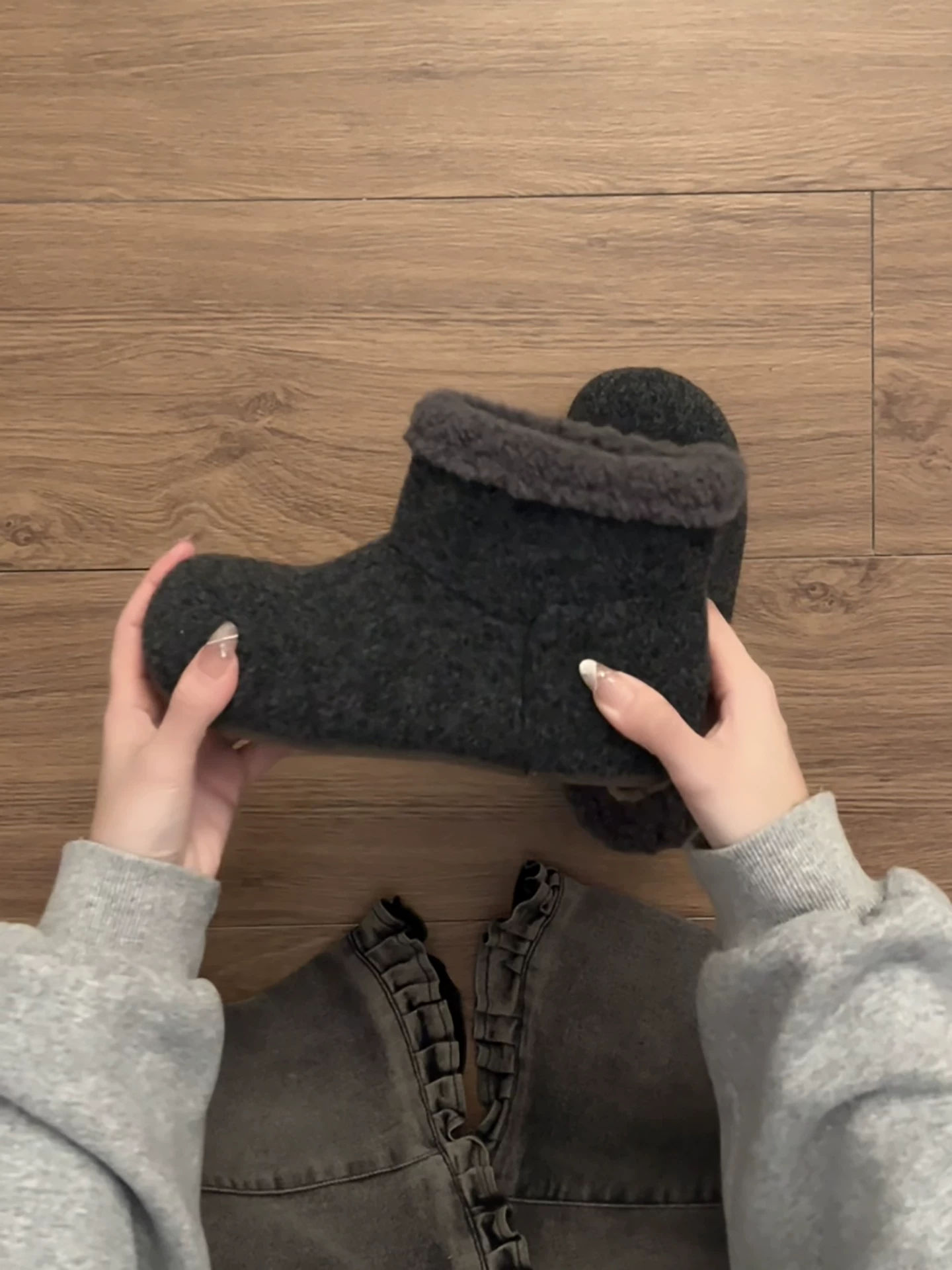 Giày bốt tuyết nữ lót lông cừu màu xám, giữ ấm, đế dày chống trơn, kiểu dáng cổ điển mùa đông 2025, kiểu Birkenstock, chất liệu cotton