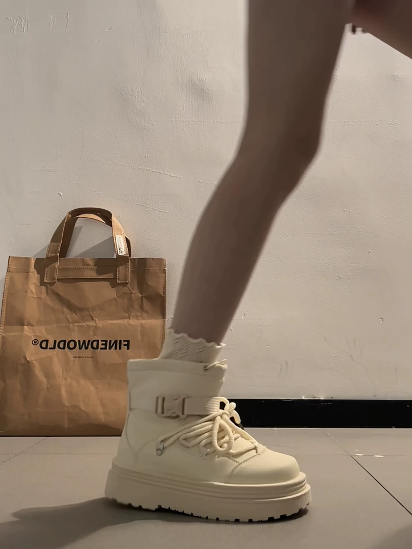 Giày bốt đi tuyết đế dày tăng chiều cao, lót lông cừu chống trơn, màu trắng dành cho nữ, mẫu mới mùa đông 2025, giữ ấm dày dặn, chất liệu cotton Đông Bắc.