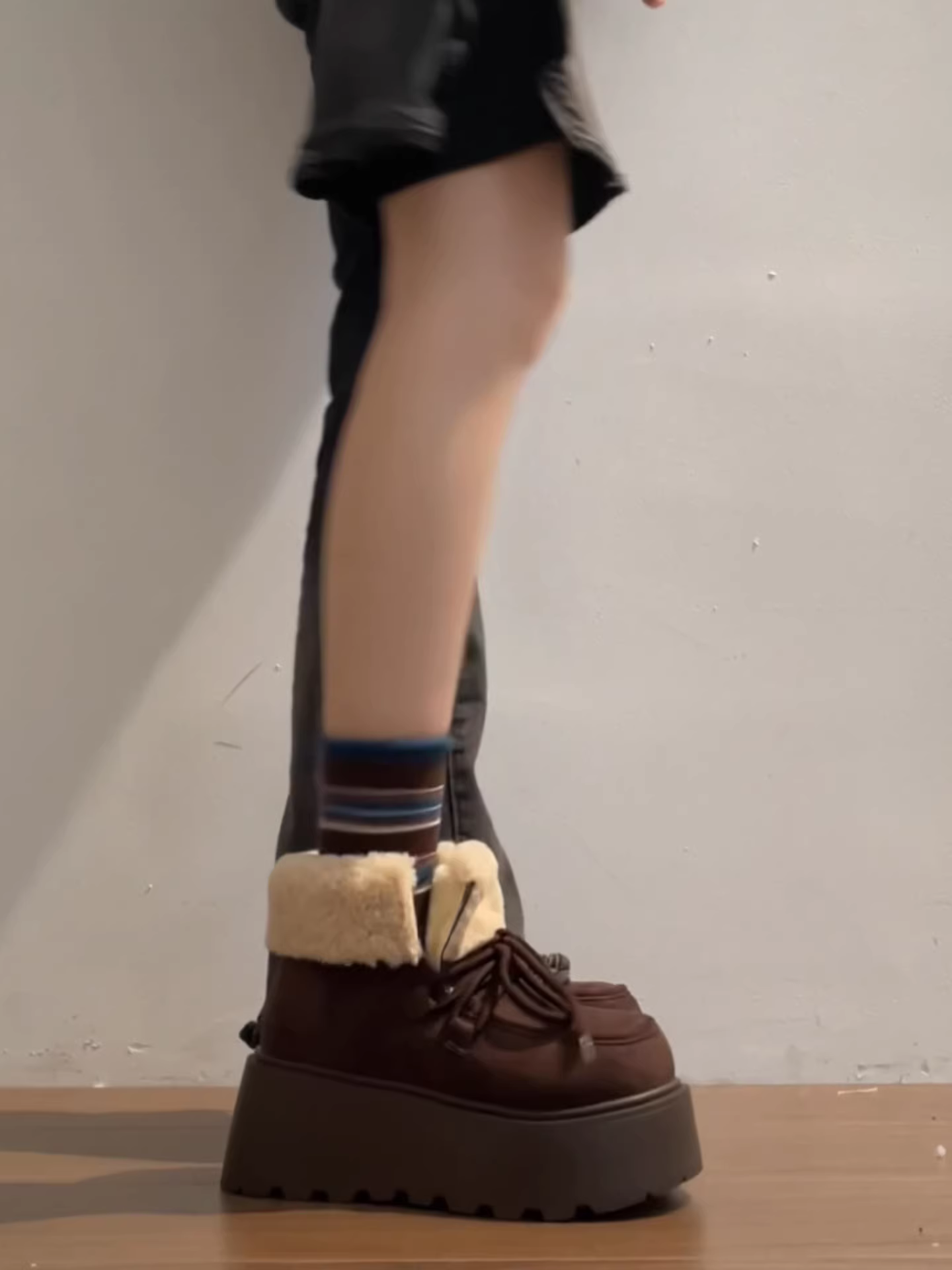 Giày bốt đi tuyết đế dày lót lông cừu dành cho phụ nữ nhỏ nhắn, giày cotton kiểu Birkenstock chống trượt giữ ấm mùa đông mới năm 2025.