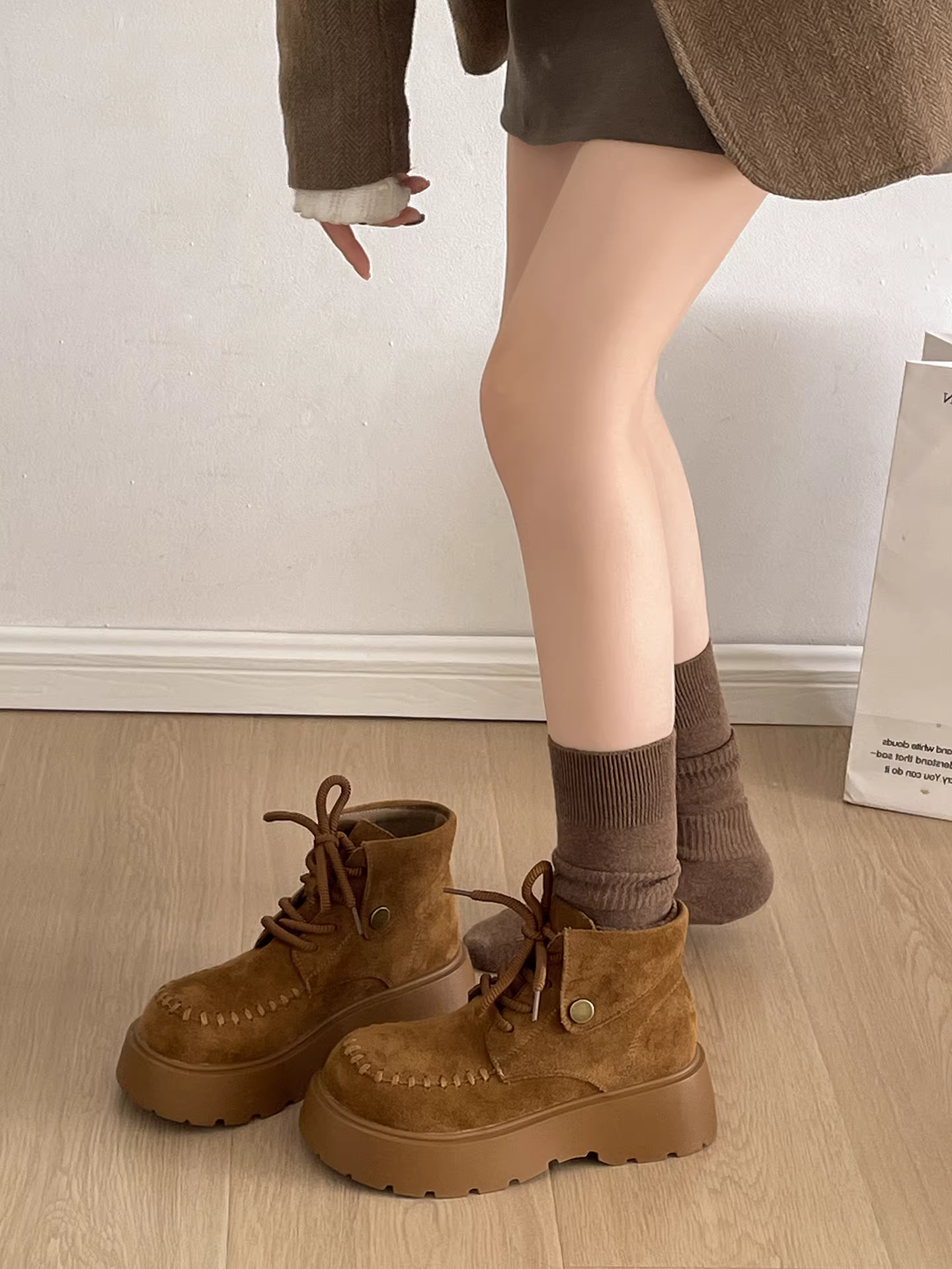 Giày bốt đế dày màu kaki retro Maillard dành cho nữ, kiểu thu đông 2025, phối chân váy, kiểu Birkenstock ngắn